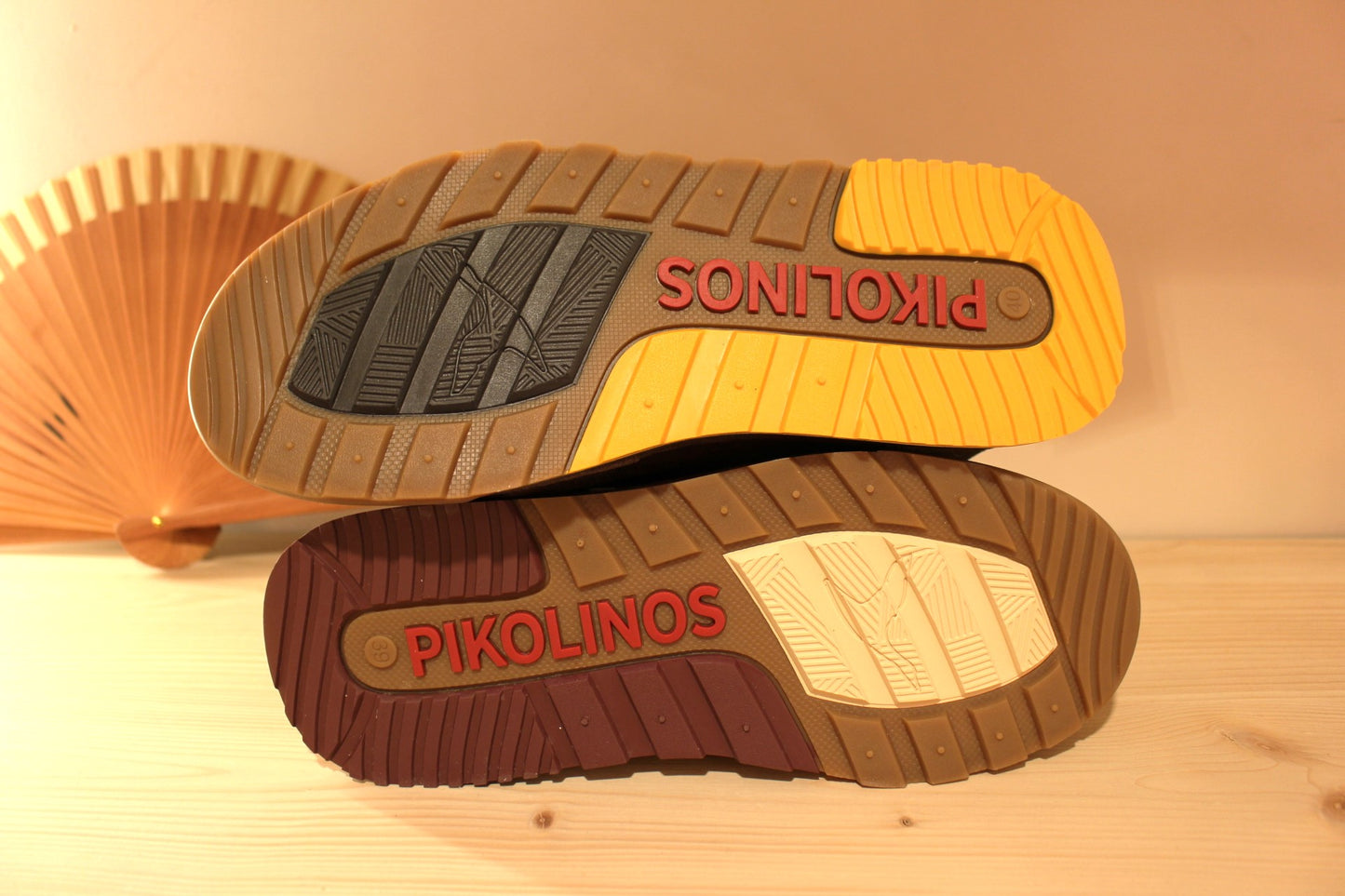 Basket homme Pikolinos en cuir de couleur marron ou de couleur noir. Cuir imprimé sur le devant.
