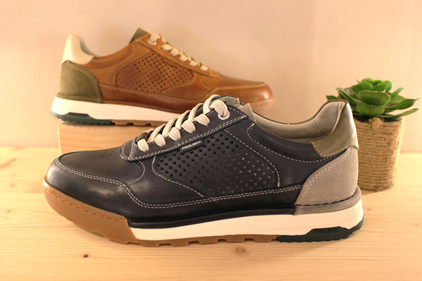 Basket en cuir bleu ou marron avec une touche de gris et vert sur l'arrière. Semelle amovible. Cuir perforé sur les côtés. PIKOLINOS
