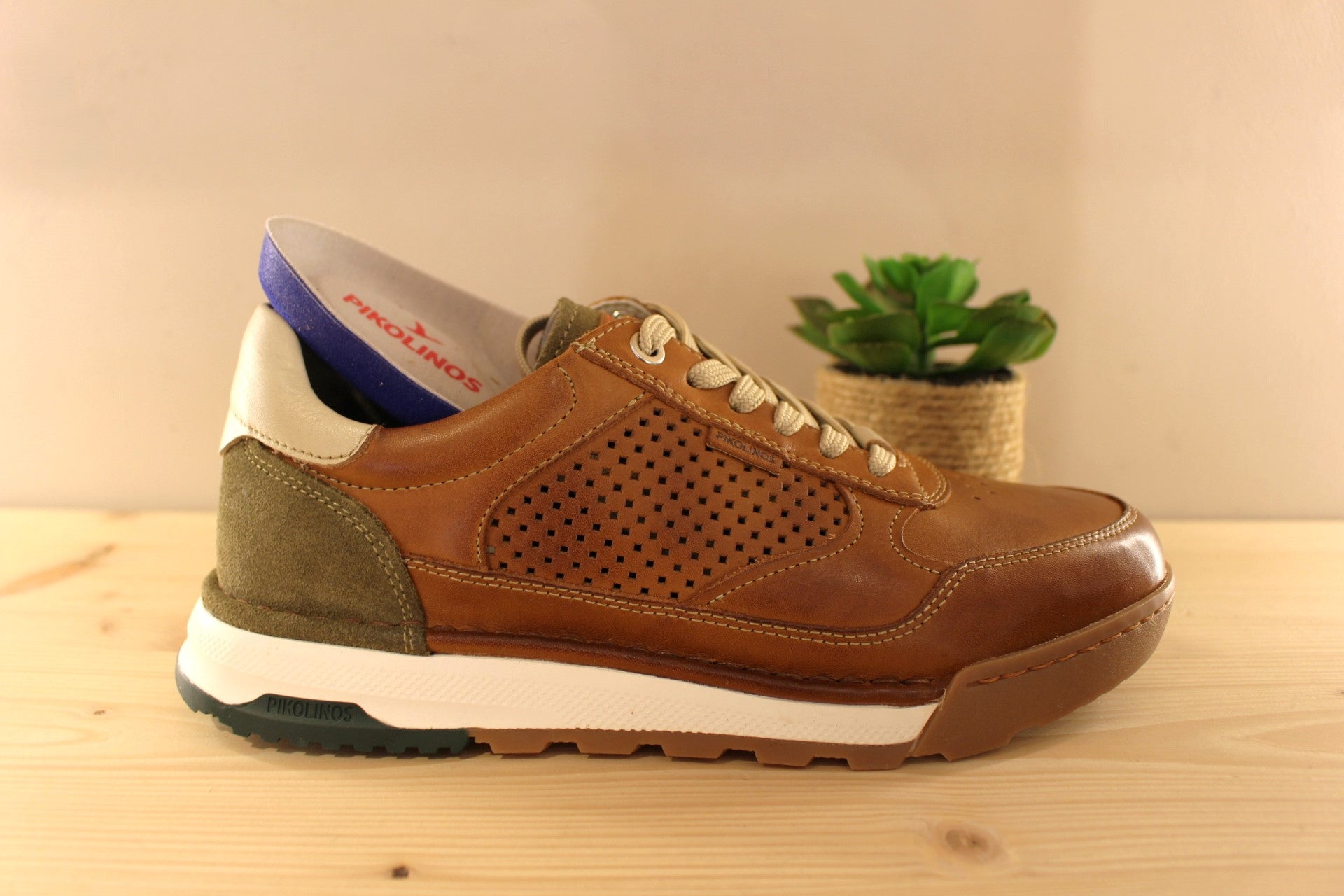 Basket en cuir bleu ou marron avec une touche de gris et vert sur l'arrière. Semelle amovible. Cuir perforé sur les côtés. PIKOLINOS
