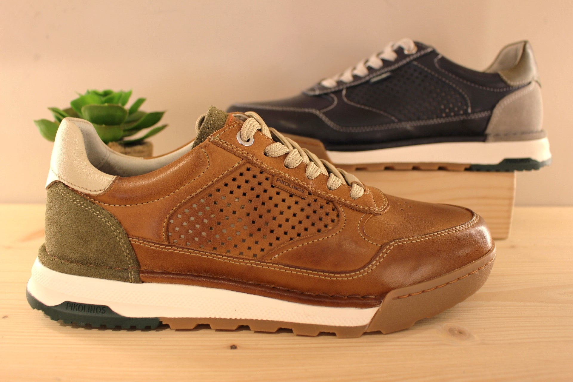 Basket en cuir bleu ou marron avec une touche de gris et vert sur l'arrière. Semelle amovible. Cuir perforé sur les côtés. PIKOLINOS