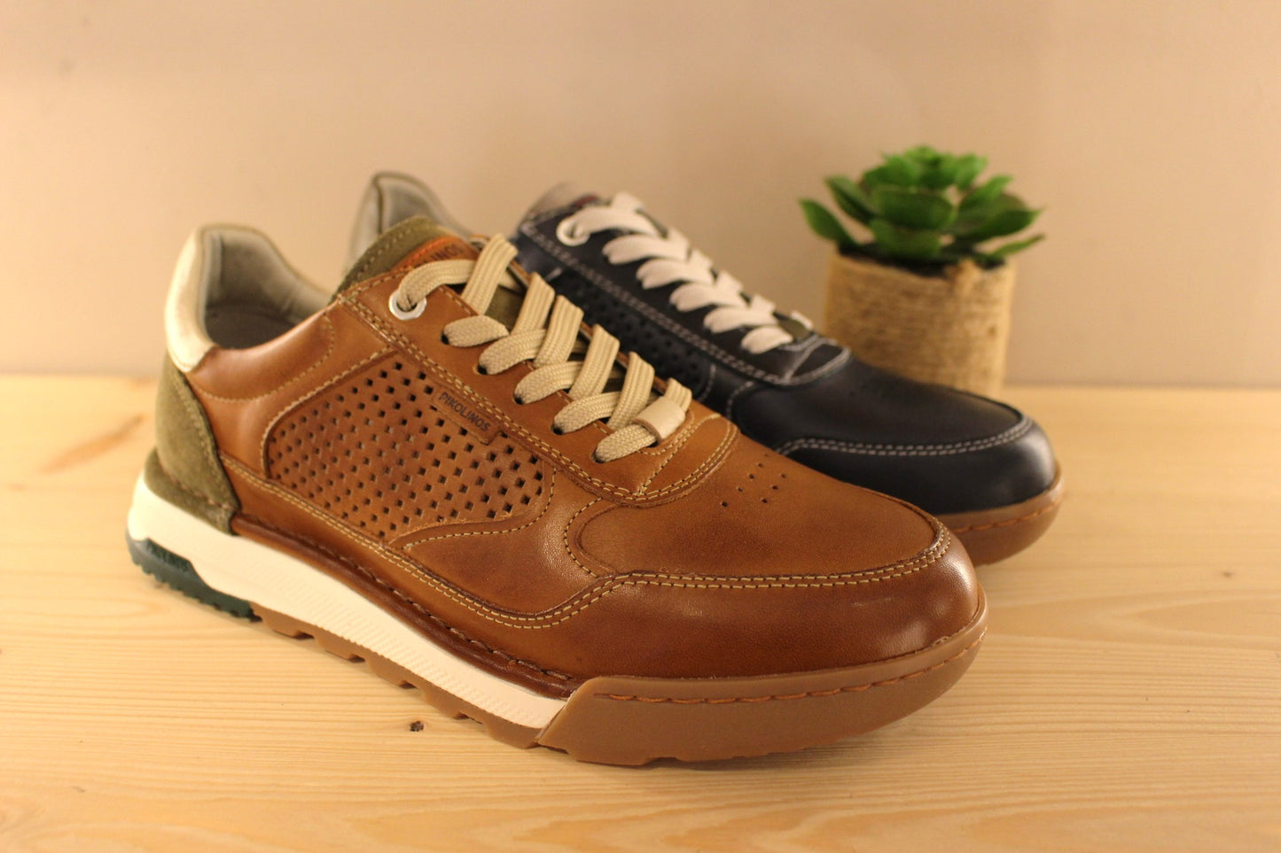Basket en cuir bleu ou marron avec une touche de gris et vert sur l'arrière. Semelle amovible. Cuir perforé sur les côtés. PIKOLINOS