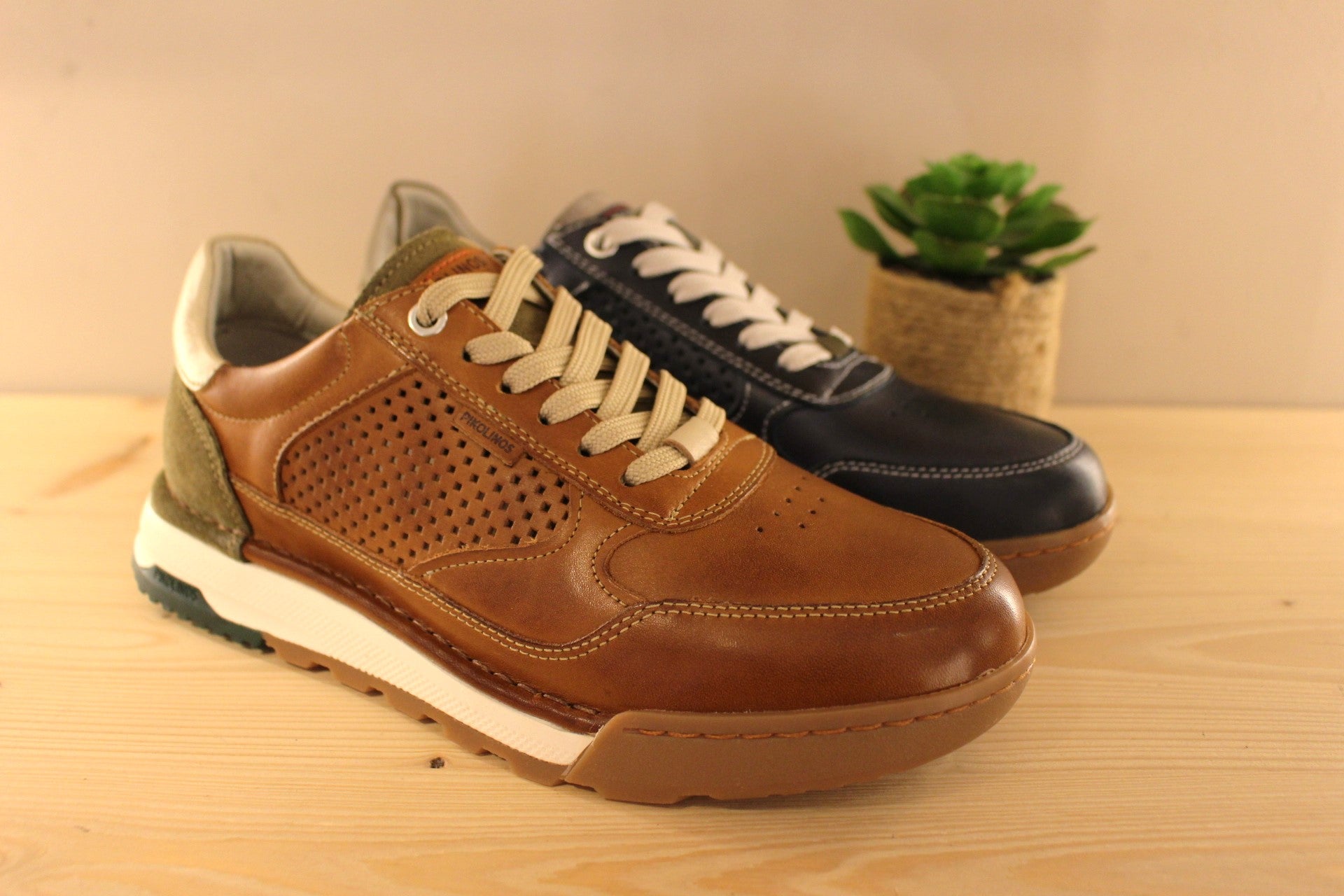 Basket en cuir bleu ou marron avec une touche de gris et vert sur l'arrière. Semelle amovible. Cuir perforé sur les côtés. PIKOLINOS