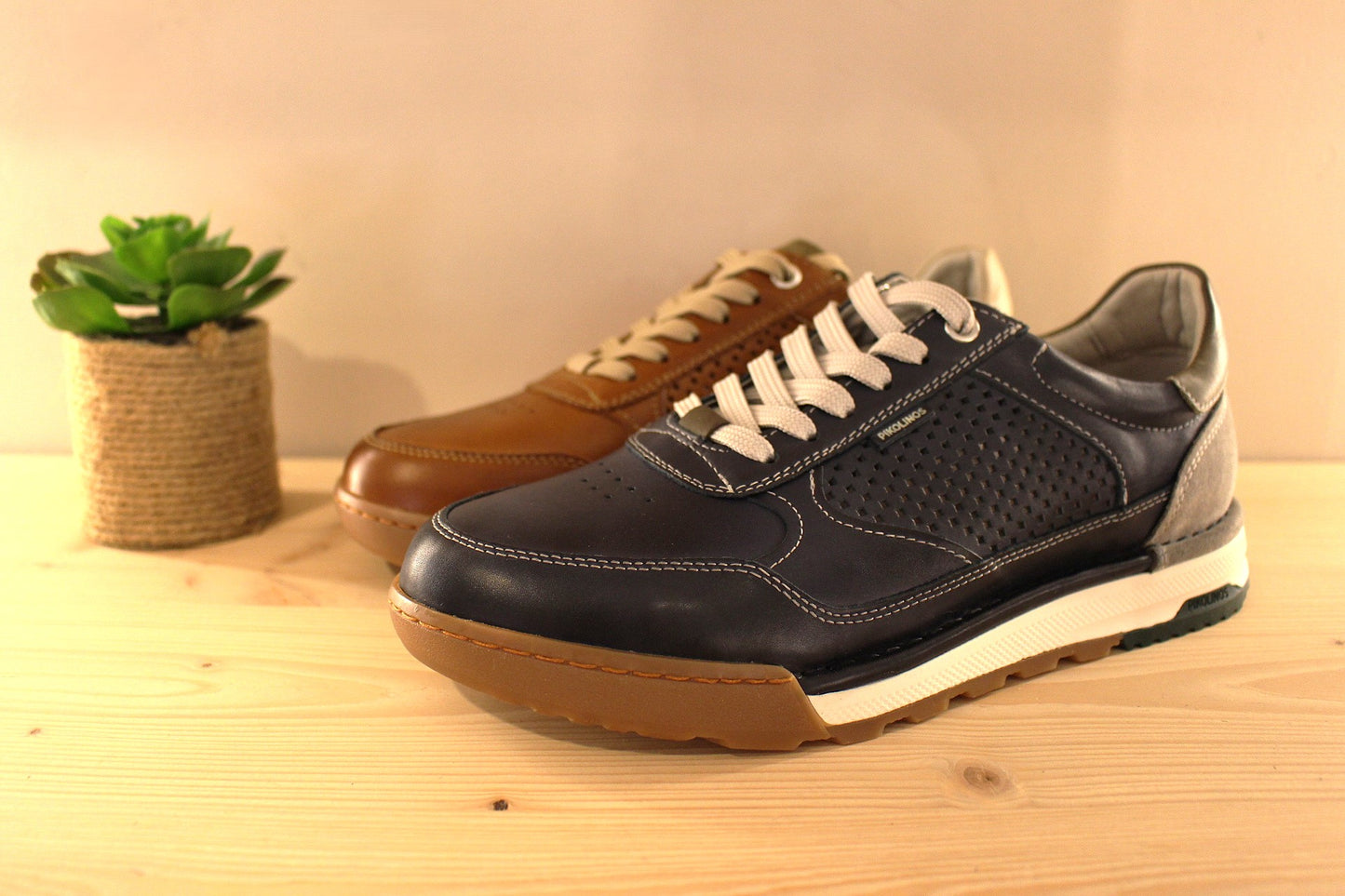 Basket en cuir bleu ou marron avec une touche de gris et vert sur l'arrière. Semelle amovible. Cuir perforé sur les côtés. PIKOLINOS