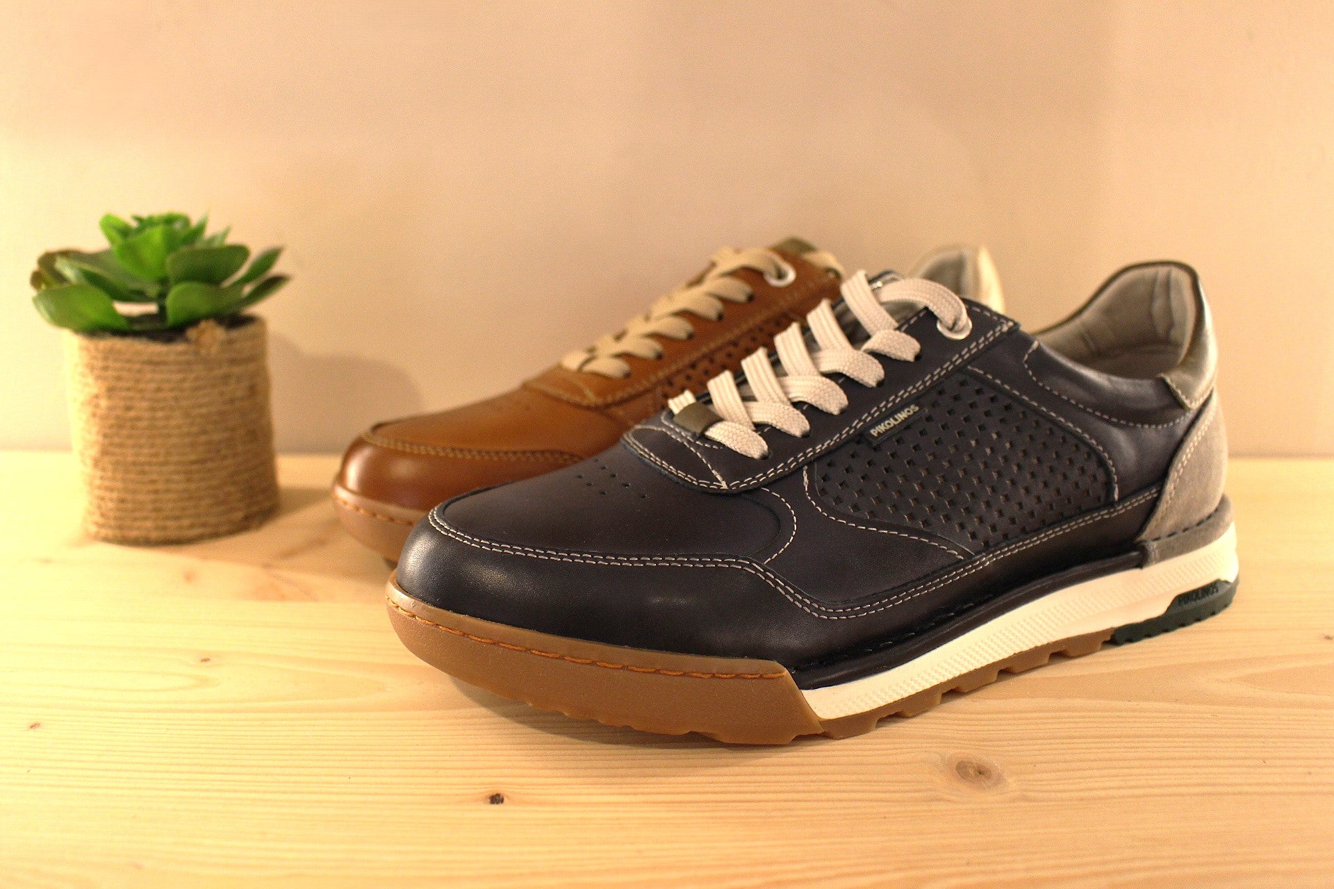 Basket en cuir bleu ou marron avec une touche de gris et vert sur l'arrière. Semelle amovible. Cuir perforé sur les côtés. PIKOLINOS