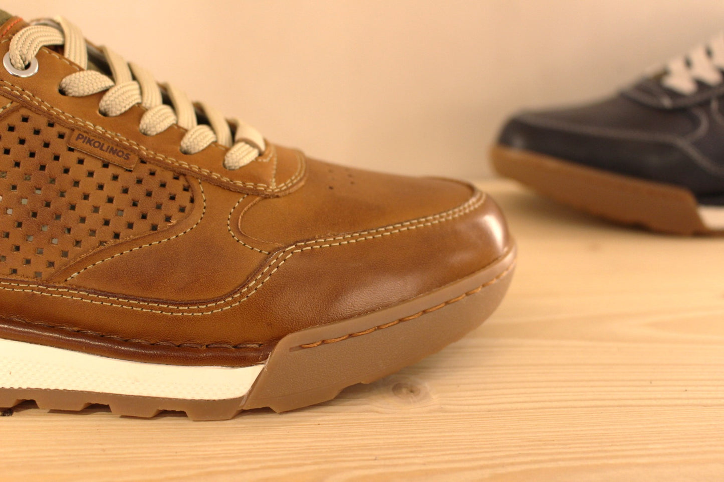 Basket en cuir bleu ou marron avec une touche de gris et vert sur l'arrière. Semelle amovible. Cuir perforé sur les côtés. PIKOLINOS