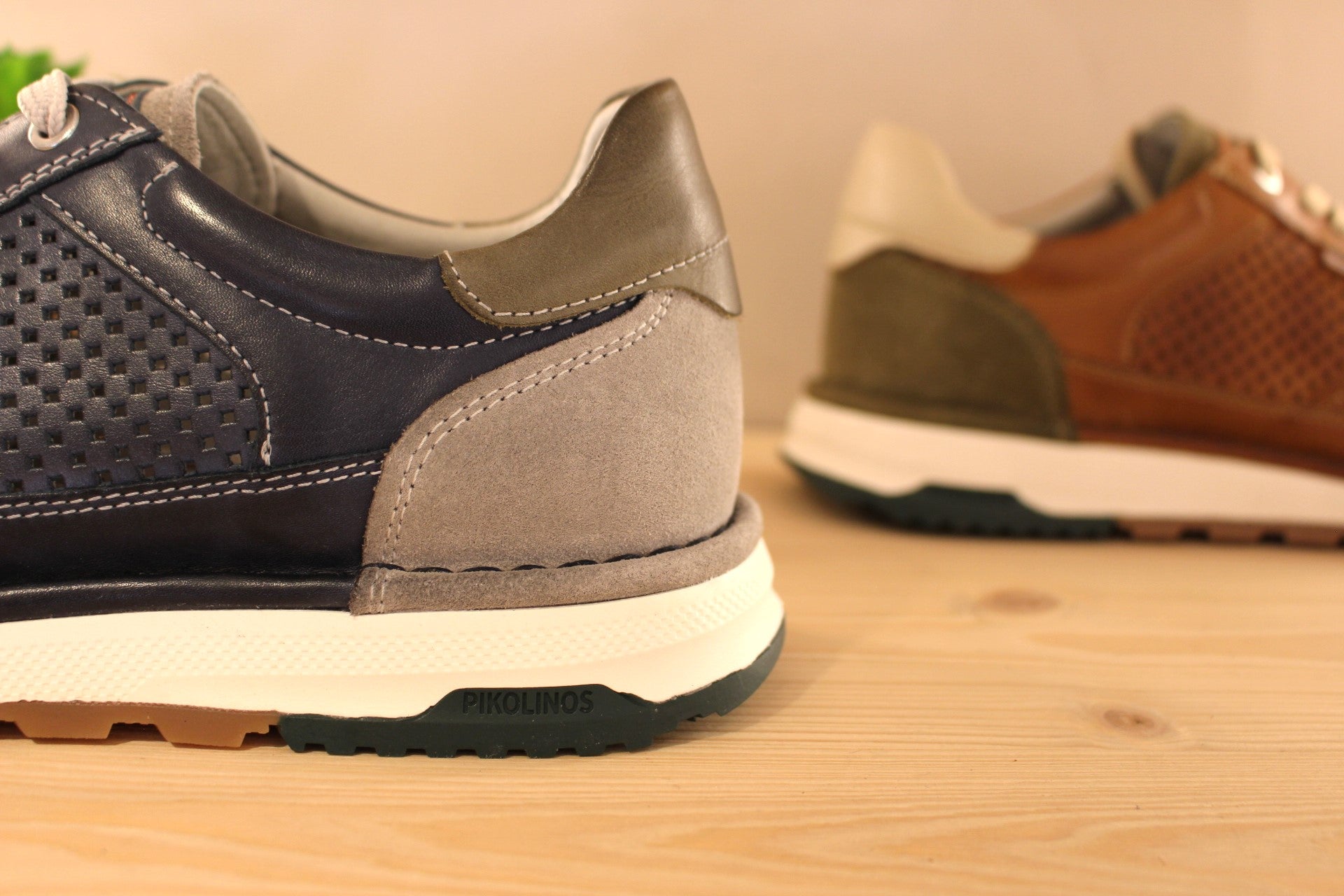 Basket en cuir bleu ou marron avec une touche de gris et vert sur l'arrière. Semelle amovible. Cuir perforé sur les côtés. PIKOLINOS