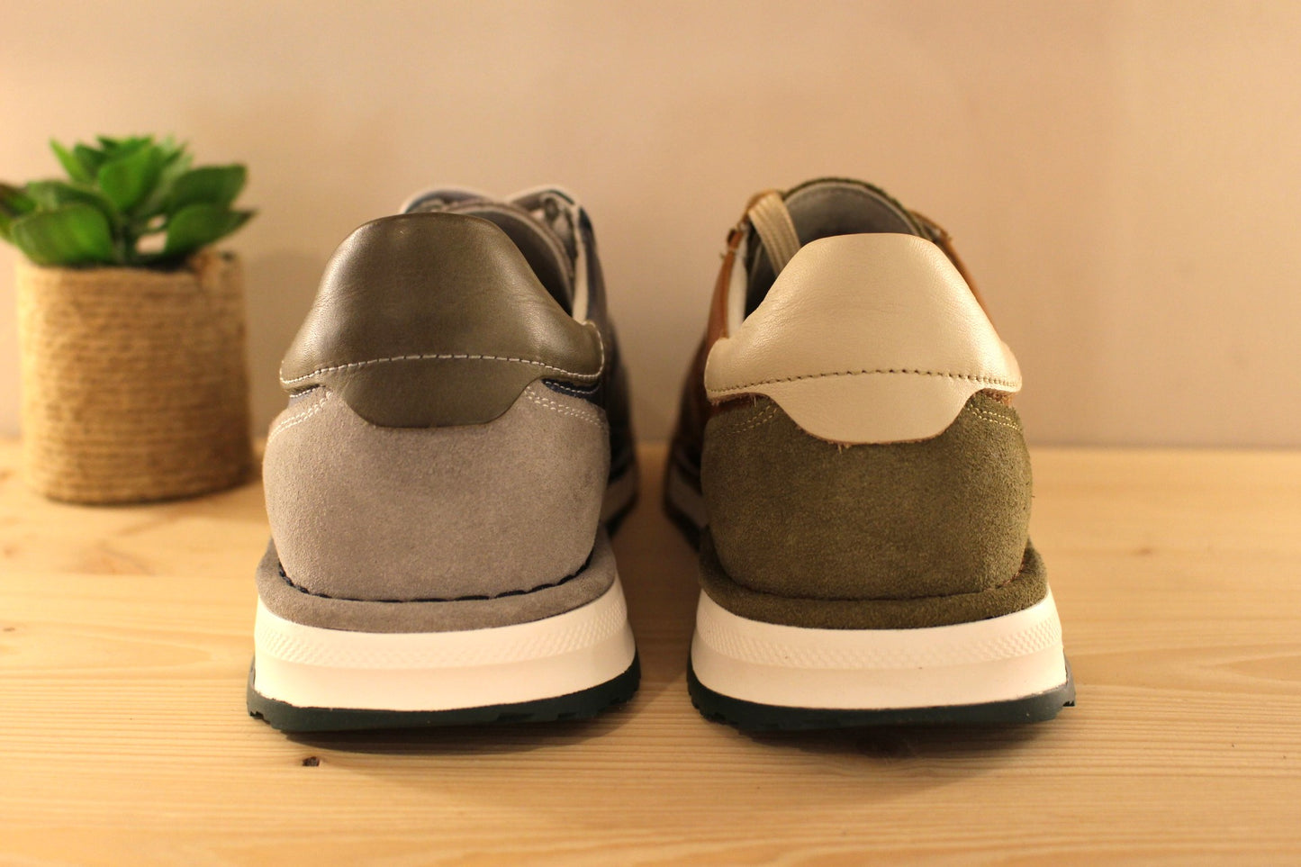 Basket en cuir bleu ou marron avec une touche de gris et vert sur l'arrière. Semelle amovible. Cuir perforé sur les côtés. PIKOLINOS