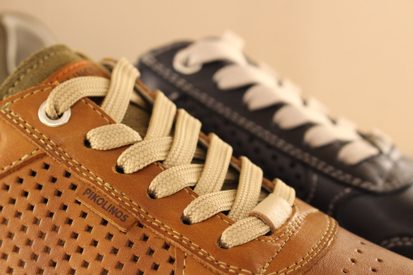Basket en cuir bleu ou marron avec une touche de gris et vert sur l'arrière. Semelle amovible. Cuir perforé sur les côtés. PIKOLINOS