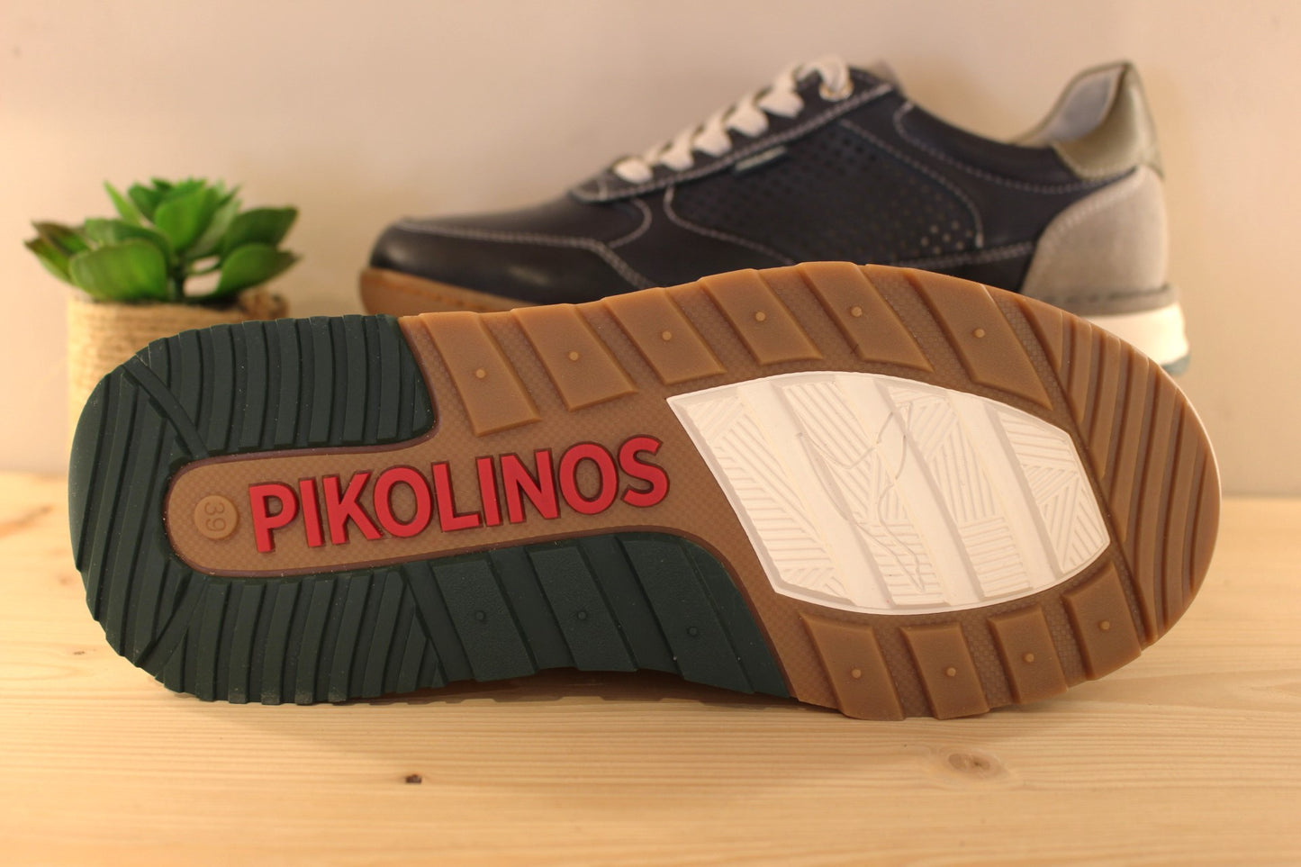 Basket en cuir bleu ou marron avec une touche de gris et vert sur l'arrière. Semelle amovible. Cuir perforé sur les côtés. PIKOLINOS