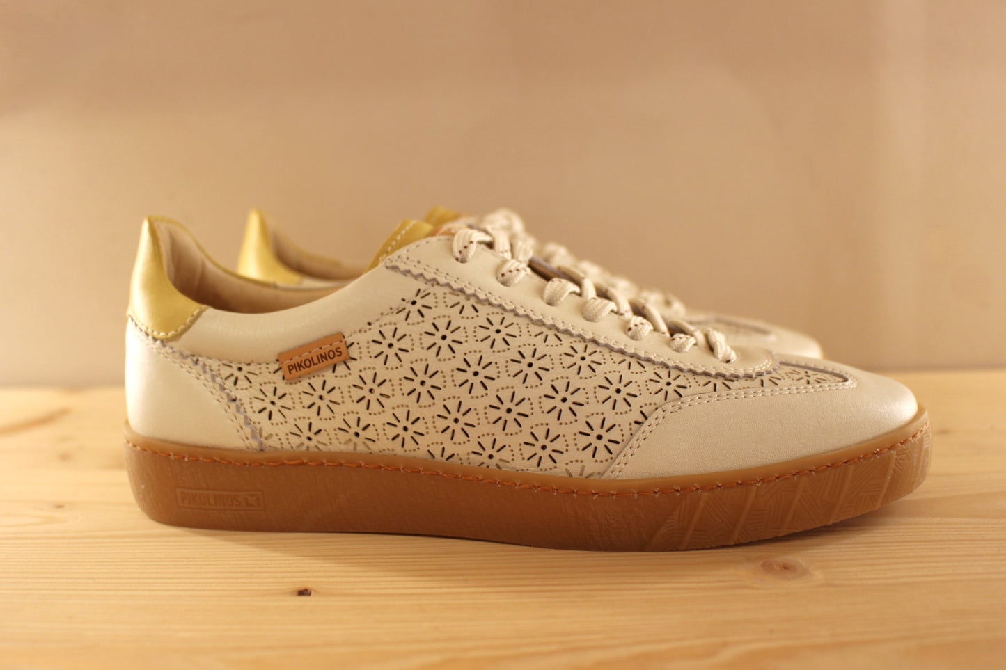 Basket femme en cuir perforé de couleur blanc PIKOLINOS