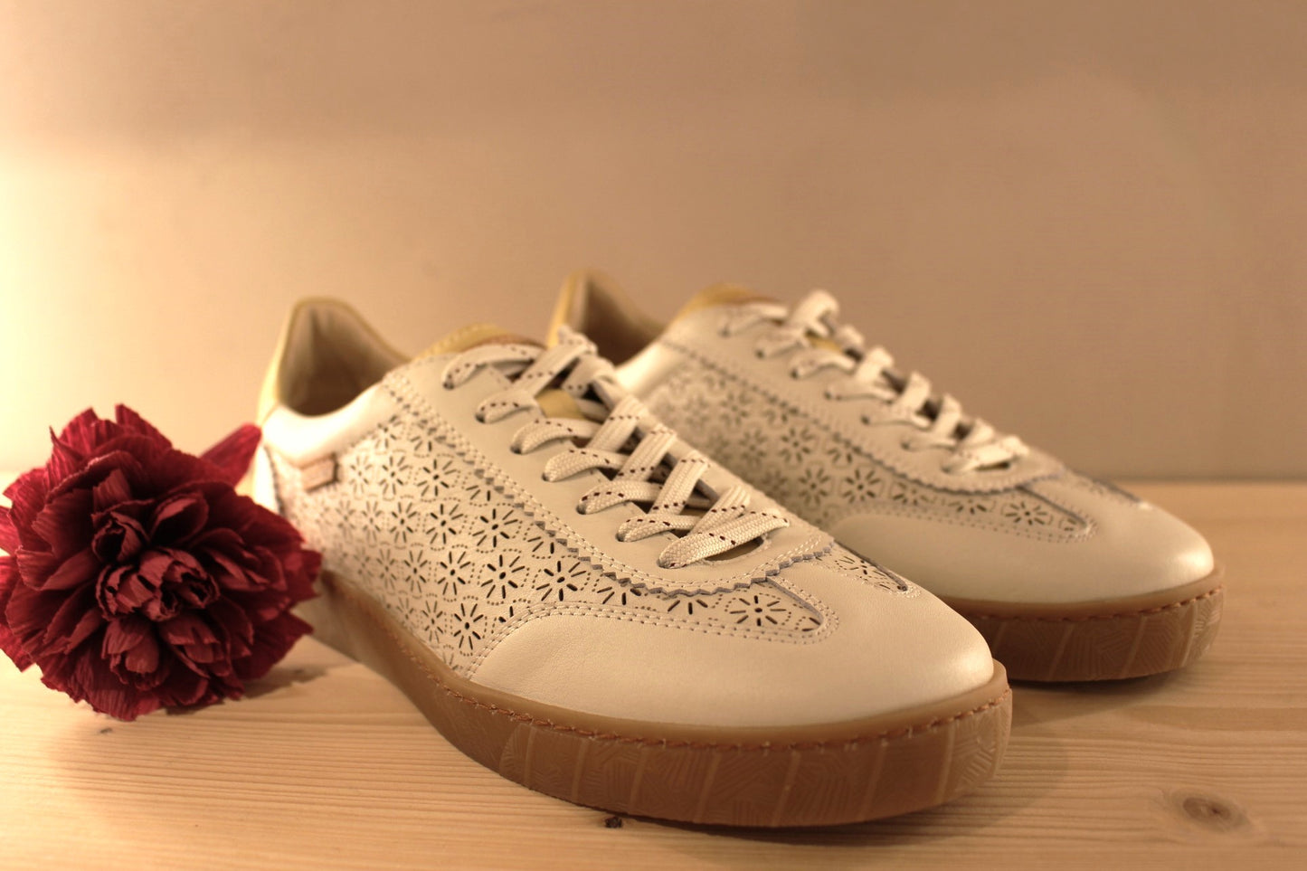 Basket femme en cuir perforé de couleur blanc PIKOLINOS