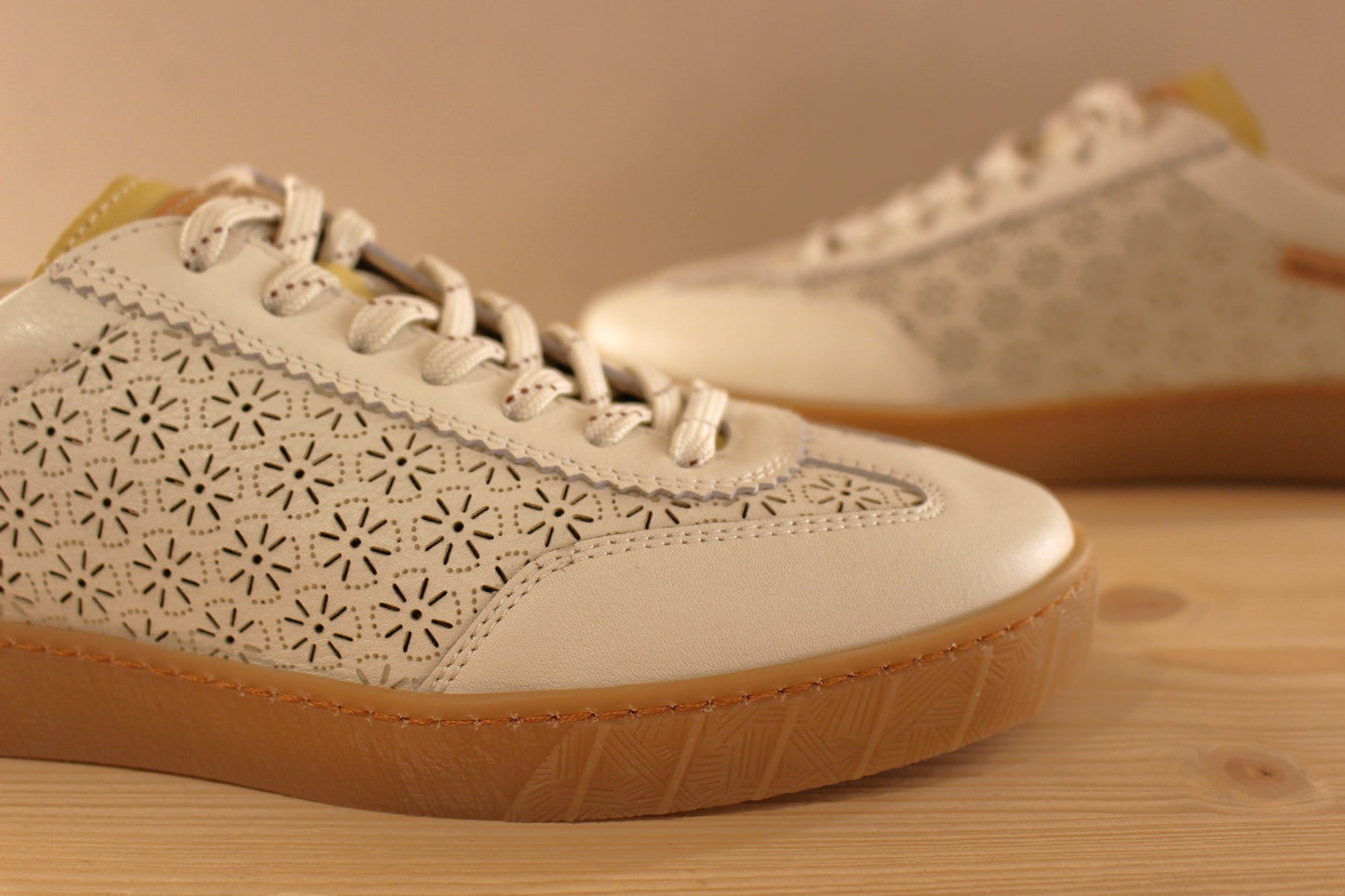 Basket femme en cuir perforé de couleur blanc PIKOLINOS