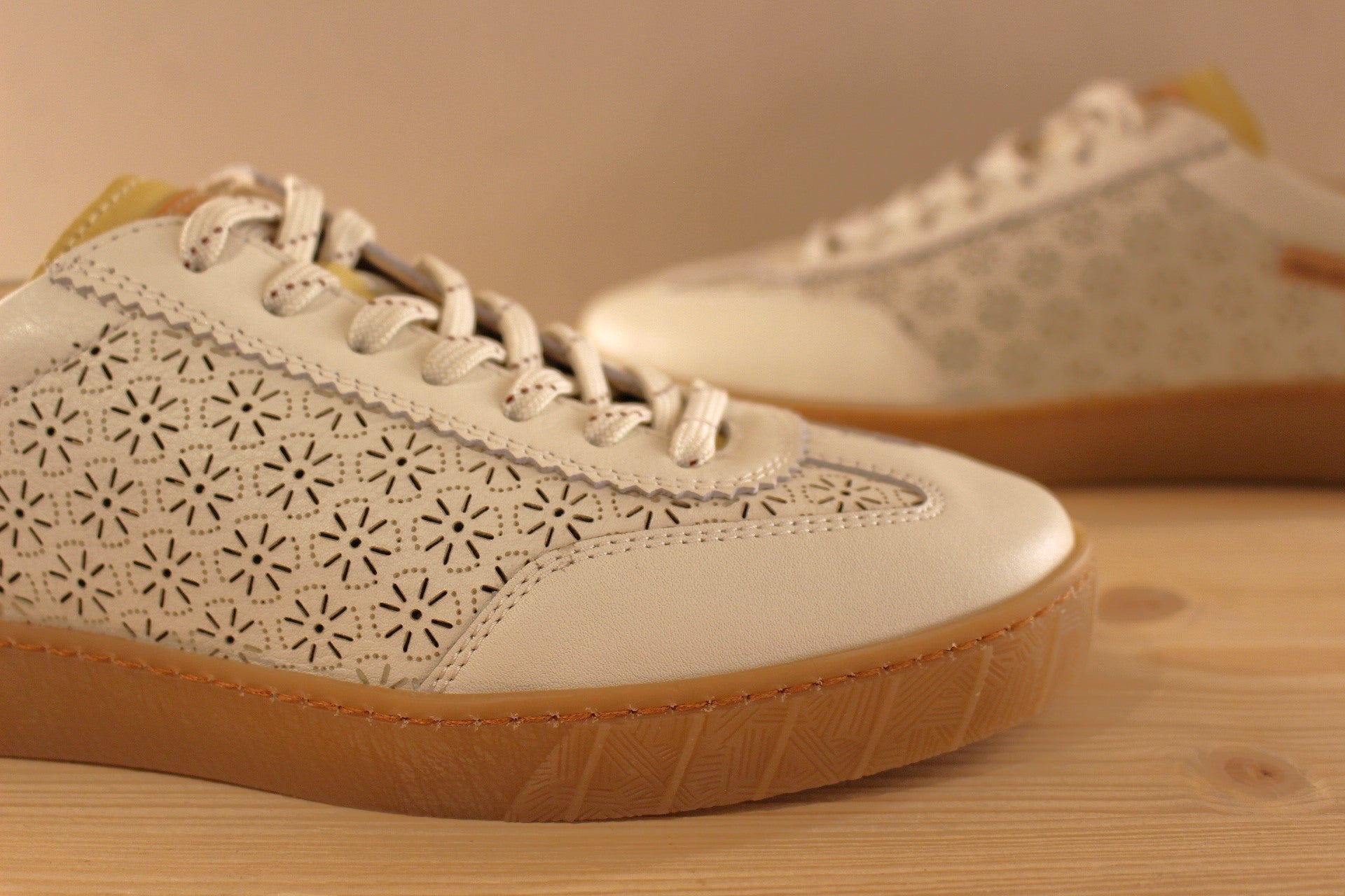 Basket femme en cuir perforé de couleur blanc PIKOLINOS
