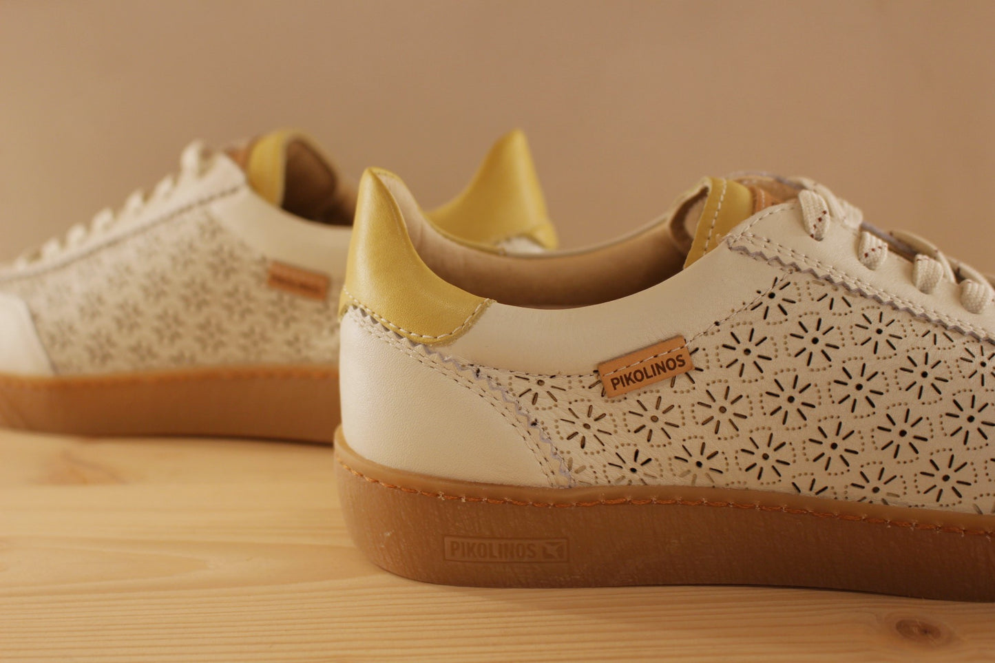 Basket femme en cuir perforé de couleur blanc PIKOLINOS