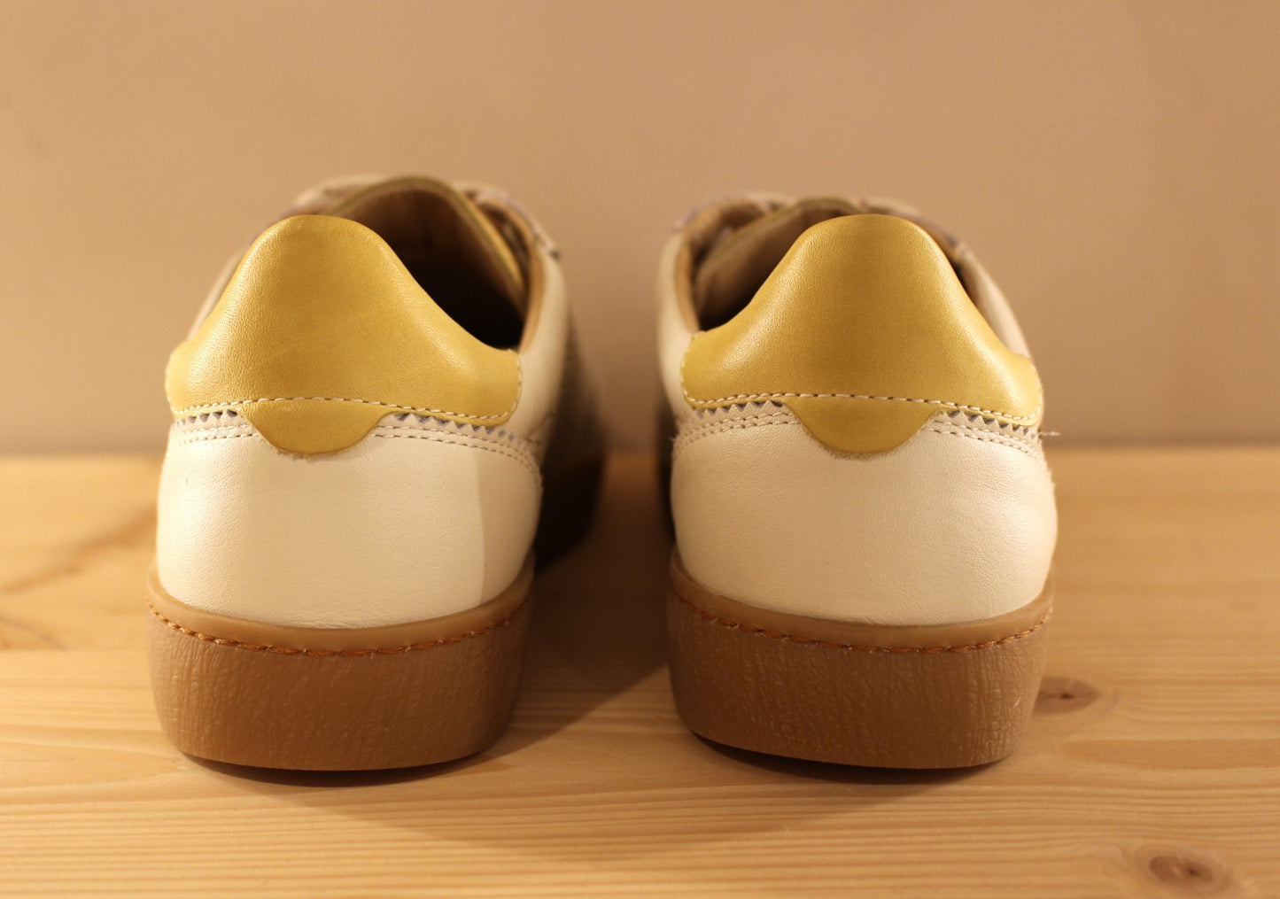 Basket femme en cuir perforé de couleur blanc PIKOLINOS