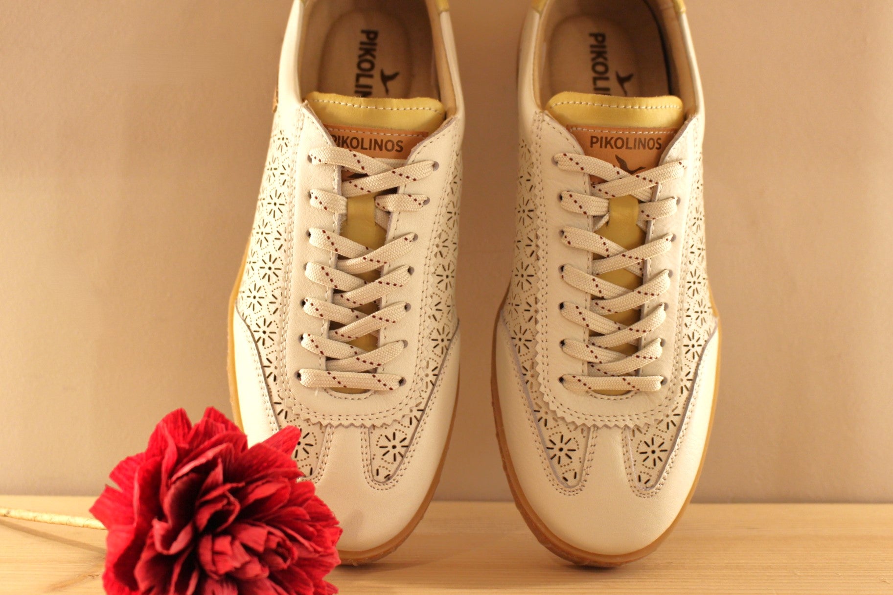 Basket femme en cuir perforé de couleur blanc PIKOLINOS