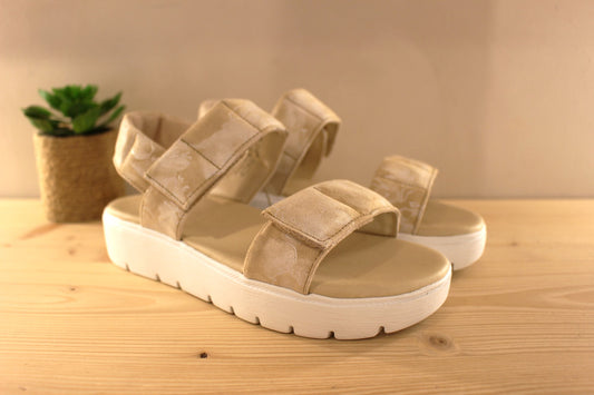 Sandales en cuir molletonées de couleur beige imprimé nuage légèrement irisé. Serrage par scratch sur le coup de pied et l'avant. THINK