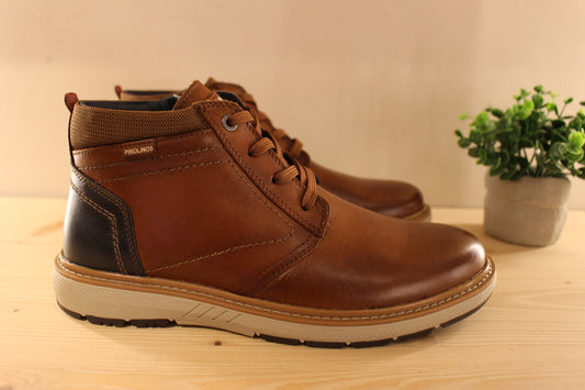 Bottines PIKOLINOS en cuir de couleur cuero. Renfort microfibre sur le bourrelet arrière. Serrage lacet coton ton sur ton. Zip du côté interne
