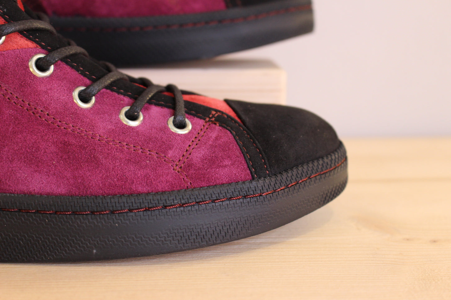 Sneaker montant cuir velours patchwork violine, noir, rouge THINK