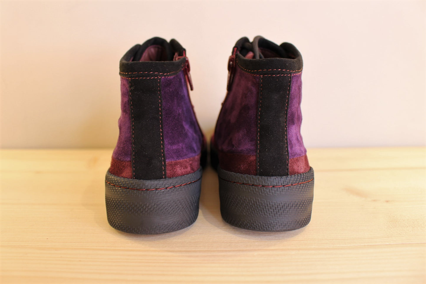 Sneaker montant cuir velours patchwork violine, noir, rouge THINK