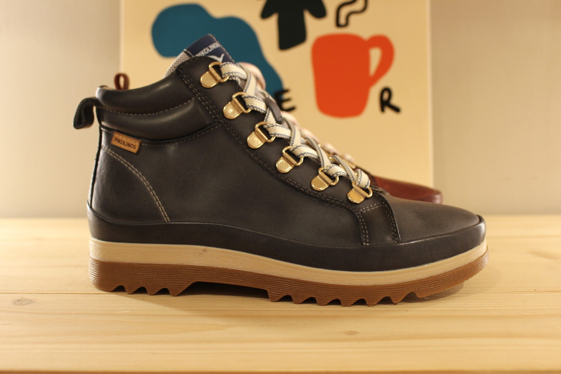 Bottines en cuir bleu ou rouge aspect randonnée de chez PIKOLINOS