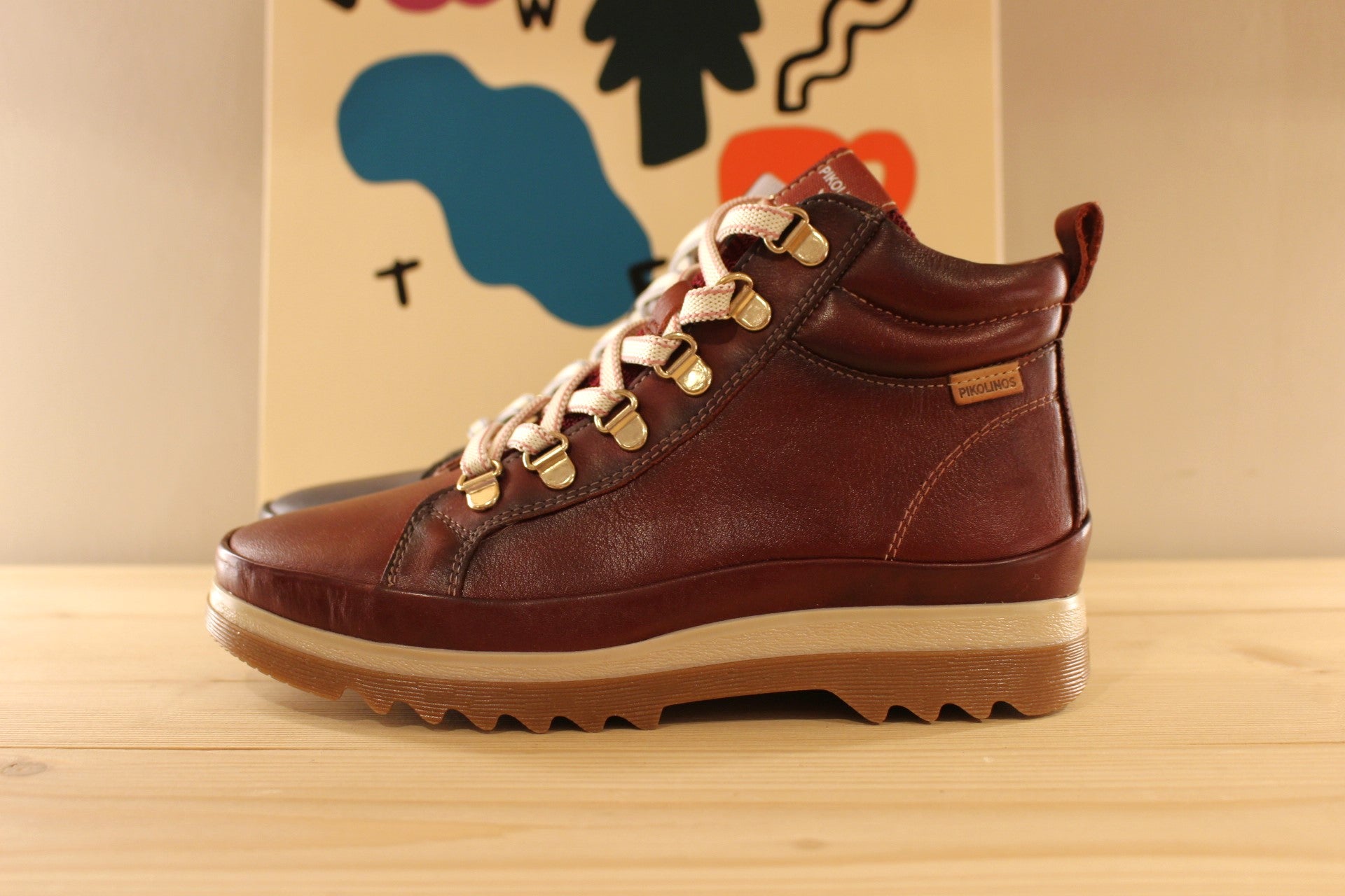 Bottines en cuir bleu ou rouge aspect randonnée de chez PIKOLINOS