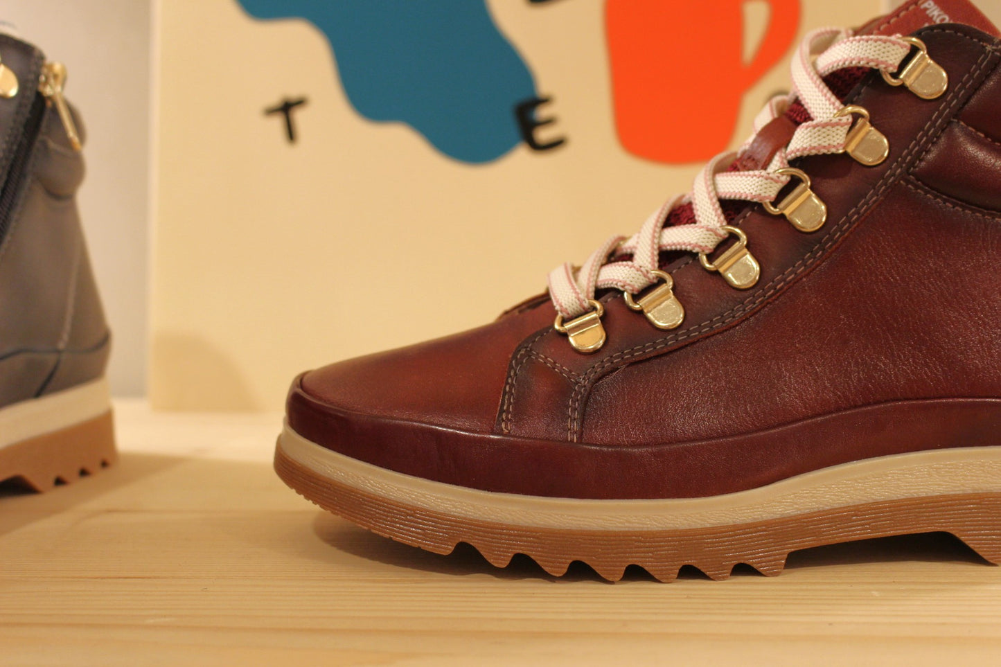 Bottines en cuir bleu ou rouge aspect randonnée de chez PIKOLINOS