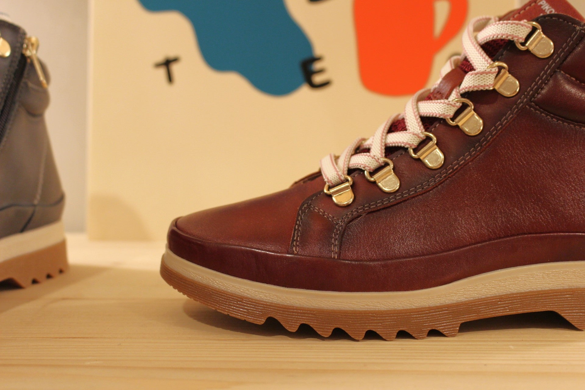 Bottines en cuir bleu ou rouge aspect randonnée de chez PIKOLINOS