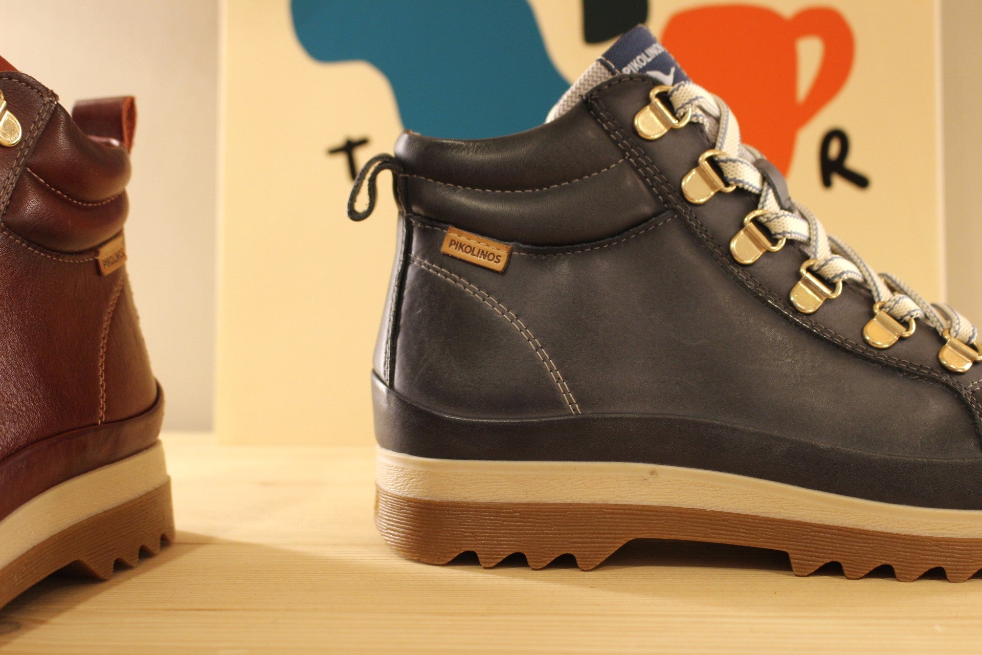 Bottines en cuir bleu ou rouge aspect randonnée de chez PIKOLINOS