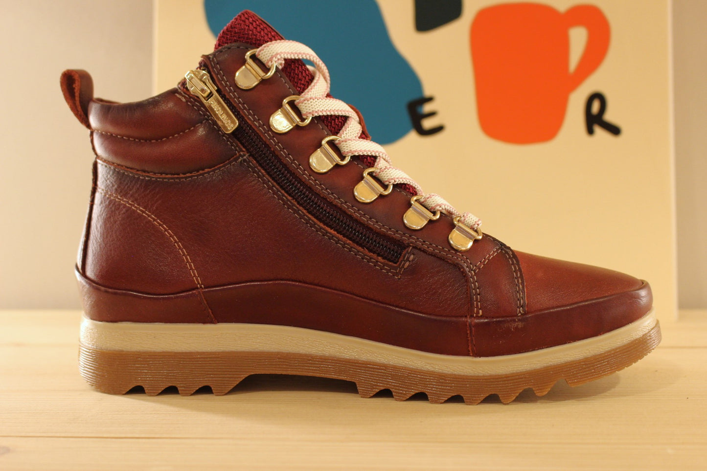 Bottines en cuir bleu ou rouge aspect randonnée de chez PIKOLINOS