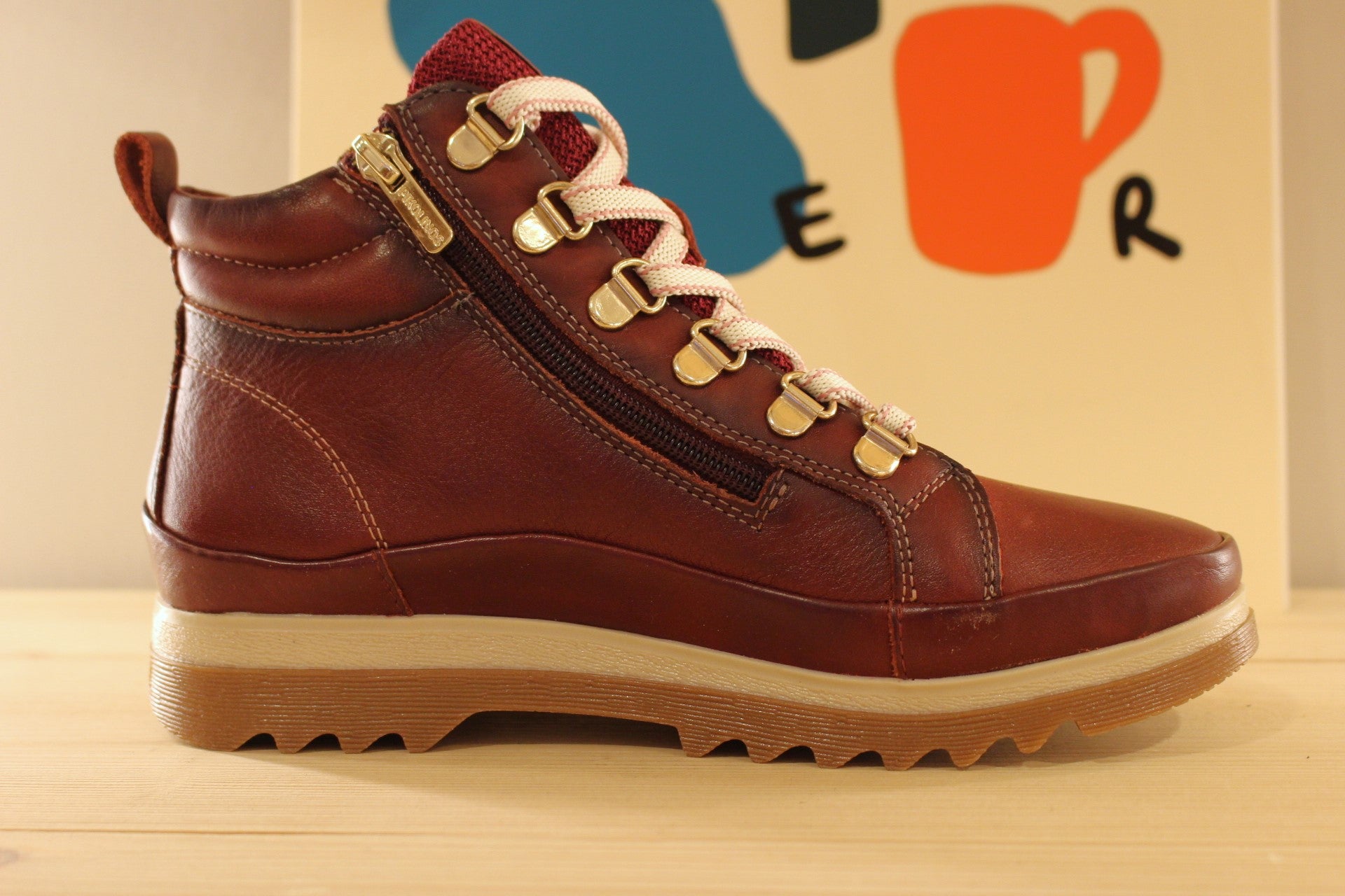 Bottines en cuir bleu ou rouge aspect randonnée de chez PIKOLINOS