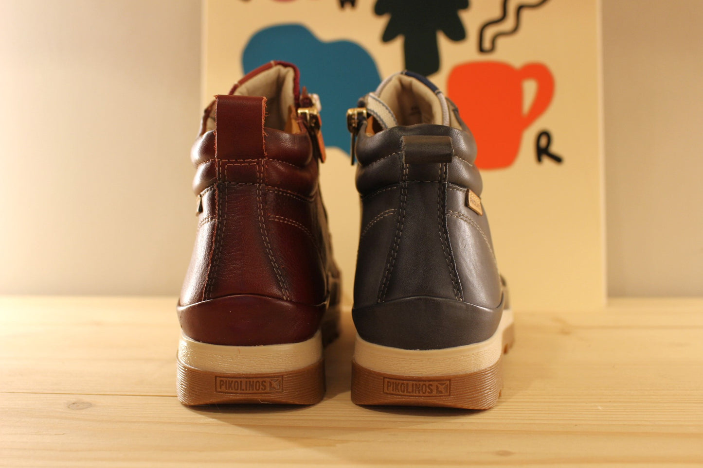 Bottines en cuir bleu ou rouge aspect randonnée de chez PIKOLINOS