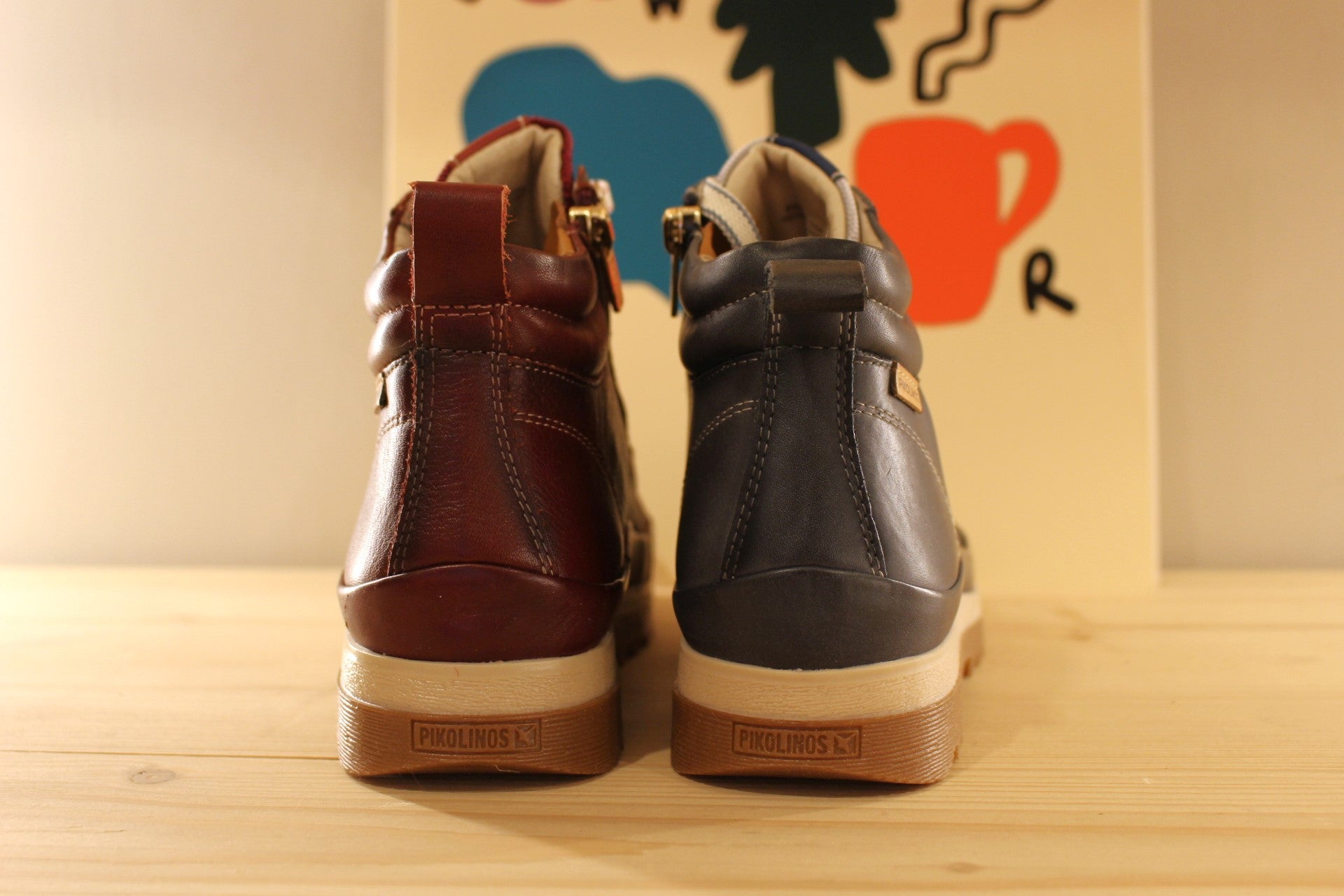 Bottines en cuir bleu ou rouge aspect randonnée de chez PIKOLINOS