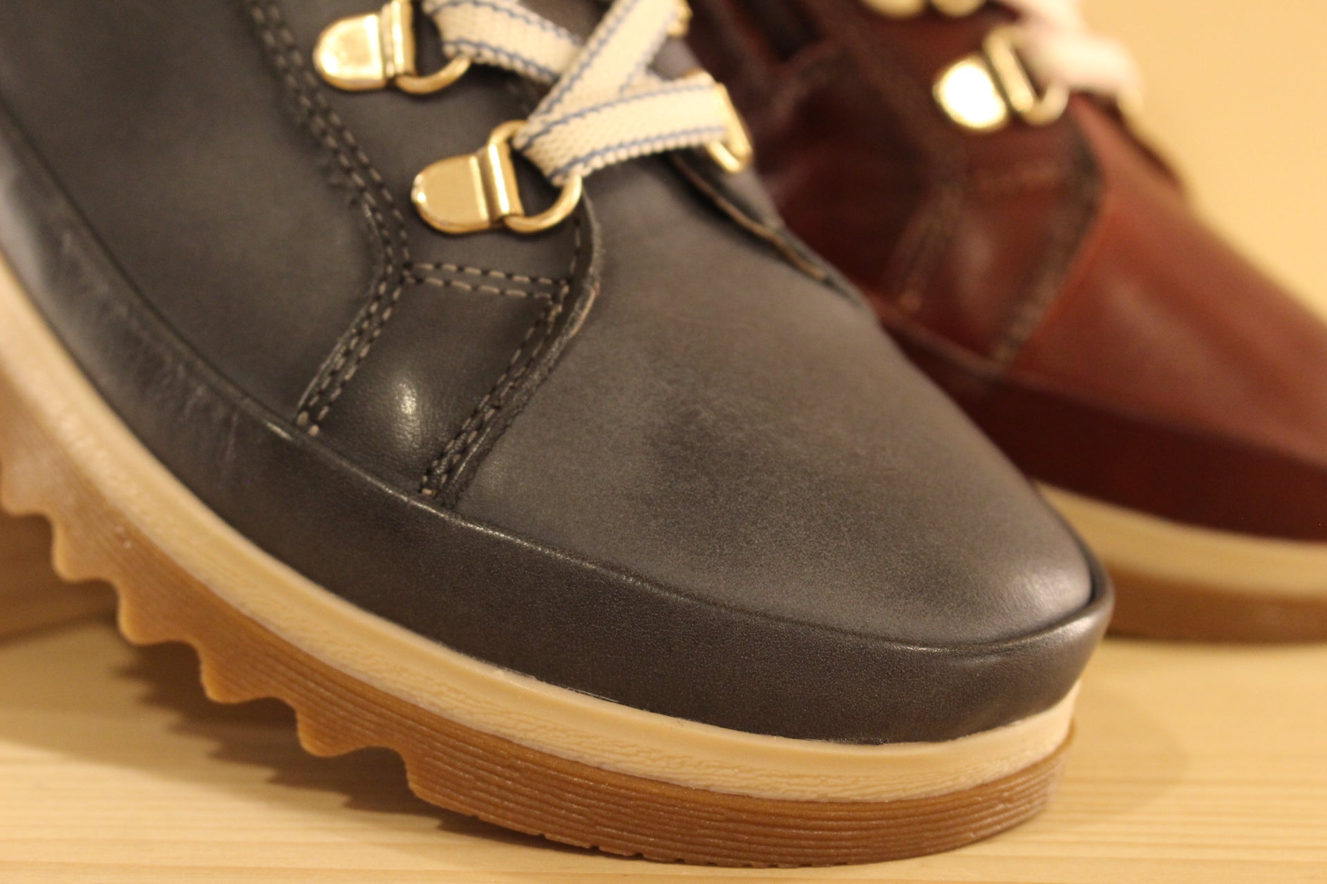 Bottines en cuir bleu ou rouge aspect randonnée de chez PIKOLINOS