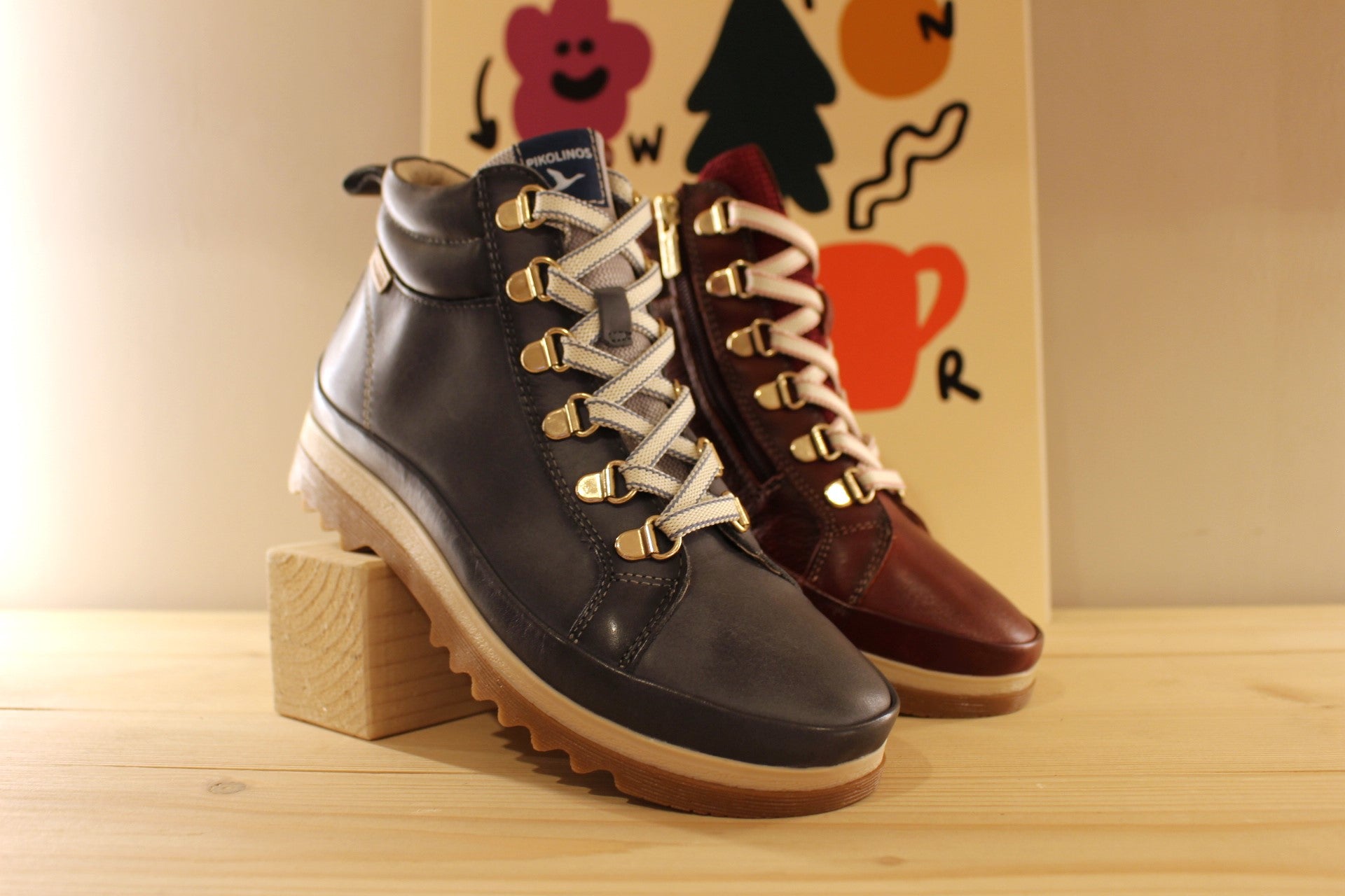 Bottines en cuir bleu ou rouge aspect randonnée de chez PIKOLINOS