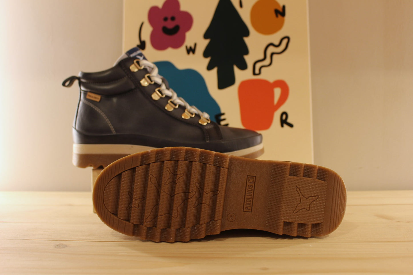 Bottines en cuir bleu ou rouge aspect randonnée de chez PIKOLINOS