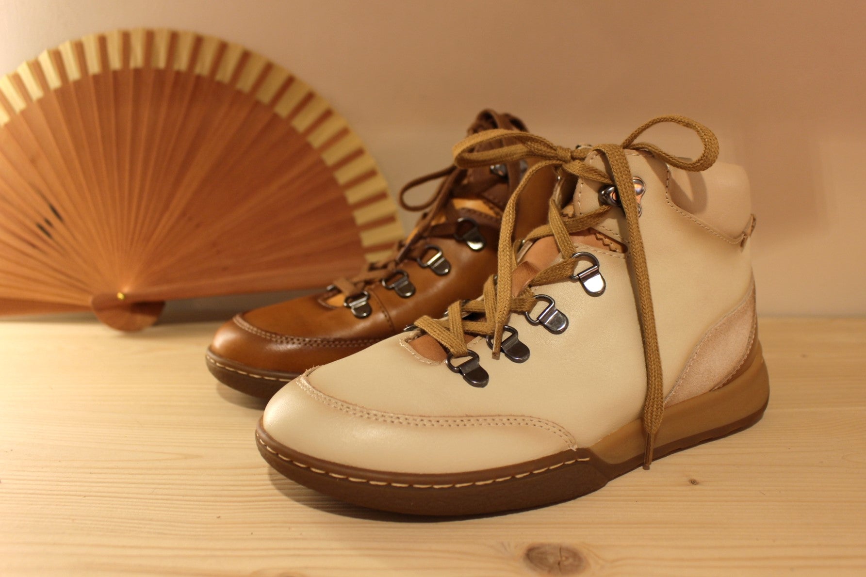 Bottine Pikolinos en cuir de couleur marfil (blanc cassé) ou brandy (beige). Cuir lisse et croûte ton sur ton. Semelle à mémoire de forme