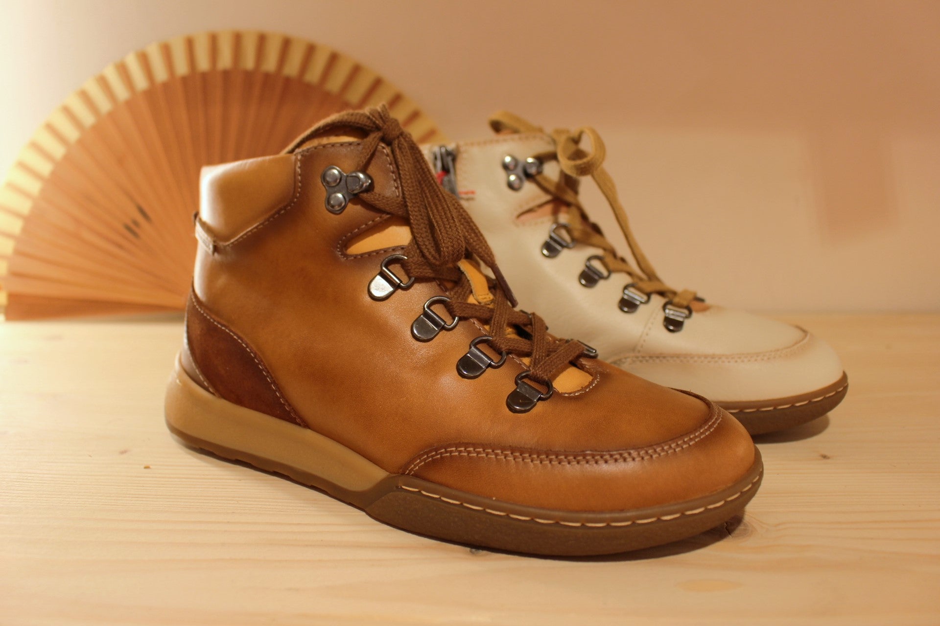 Bottine Pikolinos en cuir de couleur marfil (blanc cassé) ou brandy (beige). Cuir lisse et croûte ton sur ton. Semelle à mémoire de forme