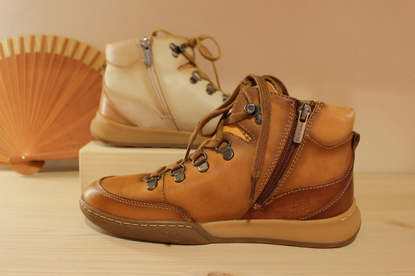 Bottine Pikolinos en cuir de couleur marfil (blanc cassé) ou brandy (beige). Cuir lisse et croûte ton sur ton. Semelle à mémoire de forme