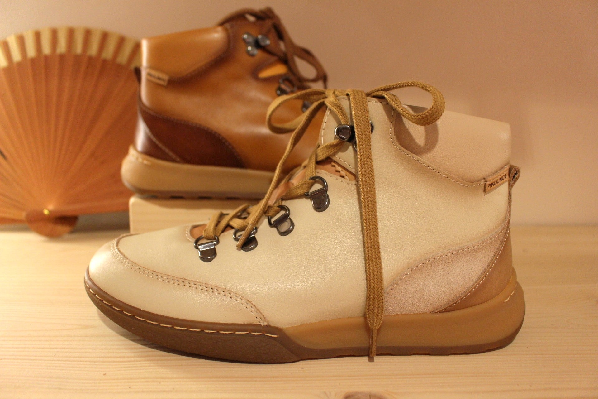 Bottine Pikolinos en cuir de couleur marfil (blanc cassé) ou brandy (beige). Cuir lisse et croûte ton sur ton. Semelle à mémoire de forme