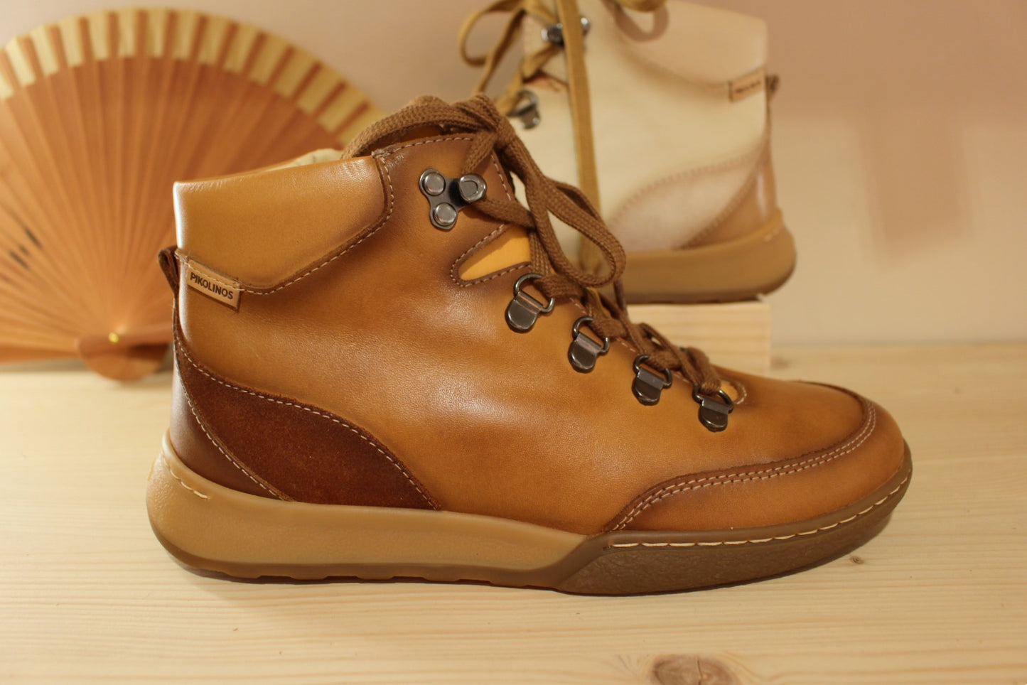 Bottine Pikolinos en cuir de couleur marfil (blanc cassé) ou brandy (beige). Cuir lisse et croûte ton sur ton. Semelle à mémoire de forme