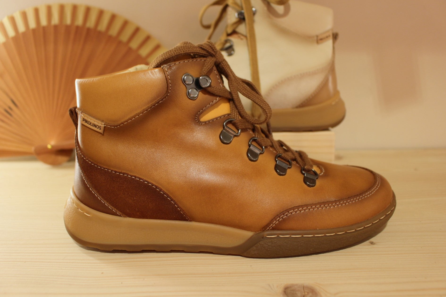 Bottine Pikolinos en cuir de couleur marfil (blanc cassé) ou brandy (beige). Cuir lisse et croûte ton sur ton. Semelle à mémoire de forme
