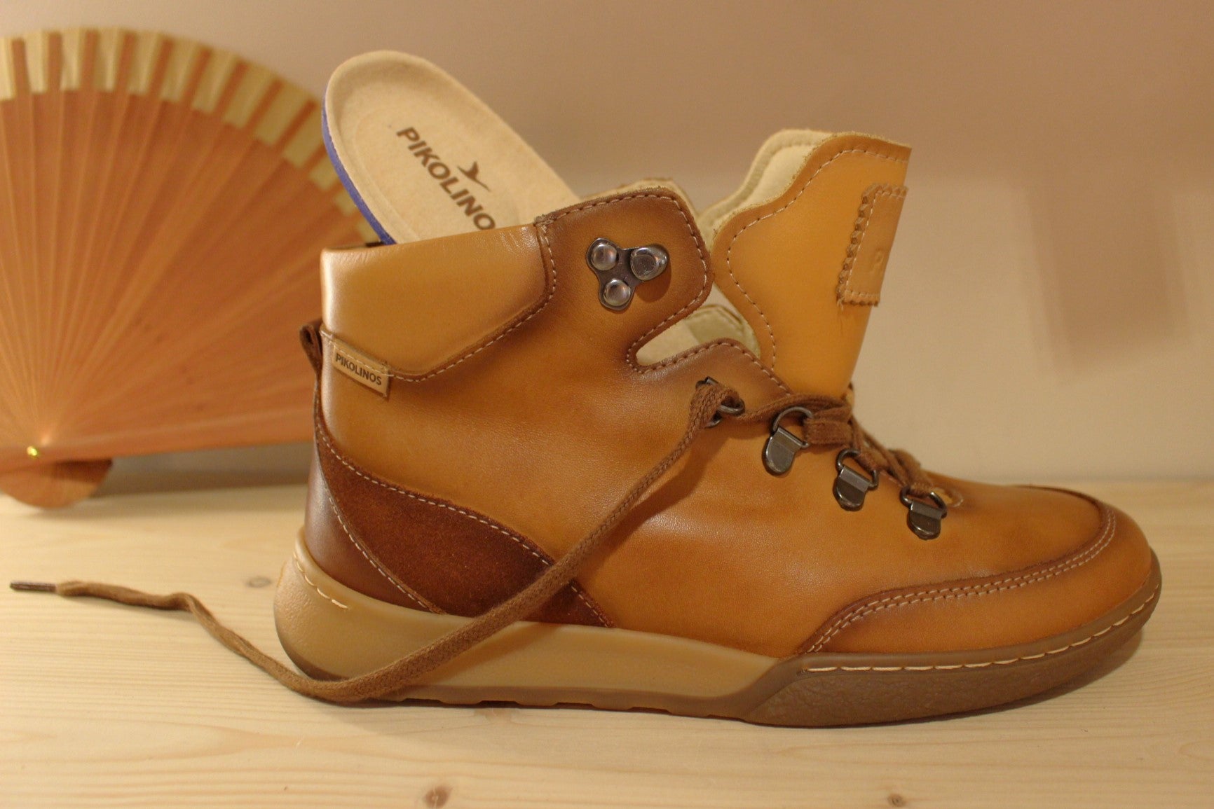 Bottine Pikolinos en cuir de couleur marfil (blanc cassé) ou brandy (beige). Cuir lisse et croûte ton sur ton. Semelle à mémoire de forme
