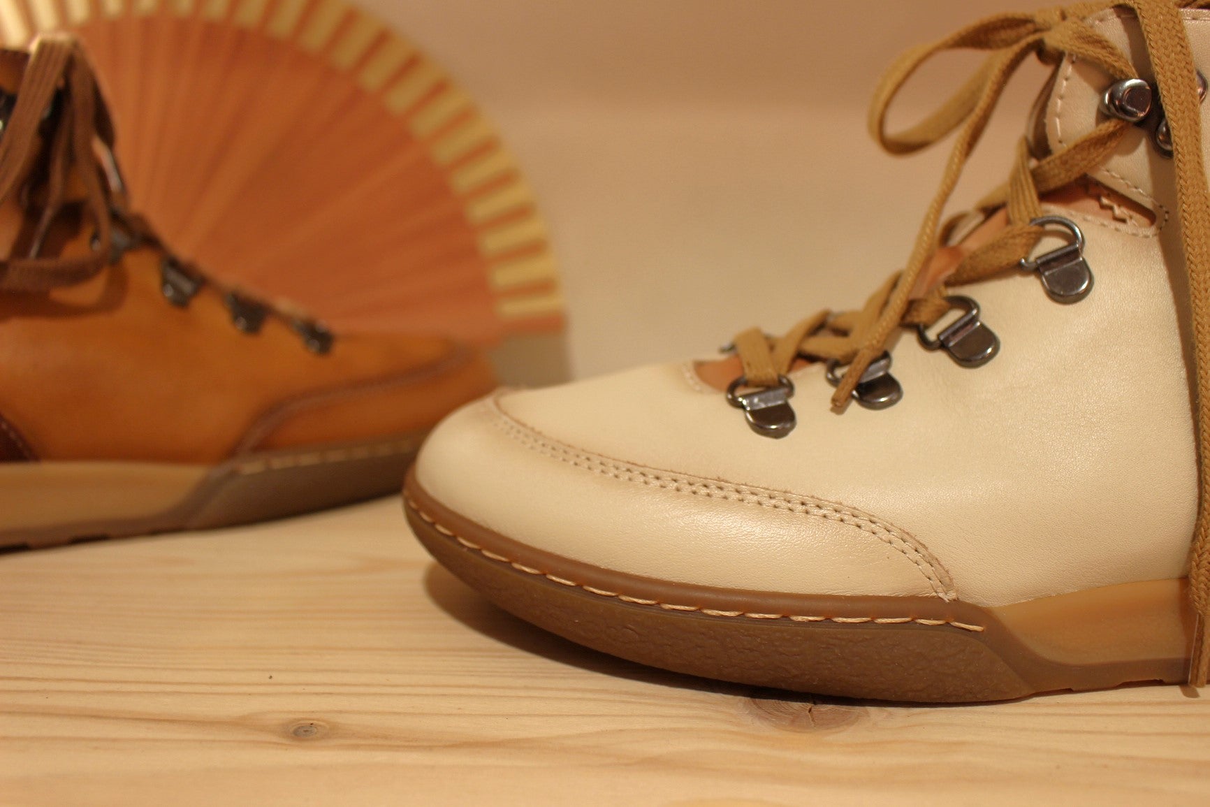 Bottine Pikolinos en cuir de couleur marfil (blanc cassé) ou brandy (beige). Cuir lisse et croûte ton sur ton. Semelle à mémoire de forme