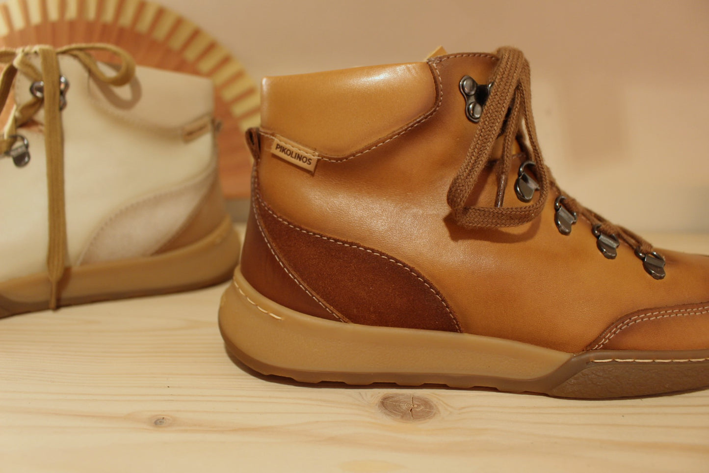 Bottine Pikolinos en cuir de couleur marfil (blanc cassé) ou brandy (beige). Cuir lisse et croûte ton sur ton. Semelle à mémoire de forme