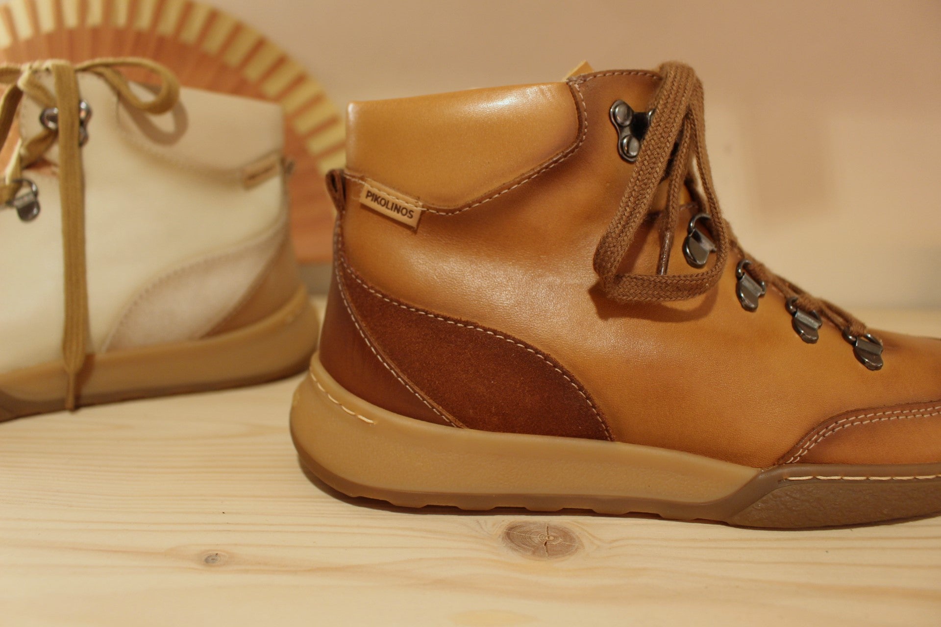 Bottine Pikolinos en cuir de couleur marfil (blanc cassé) ou brandy (beige). Cuir lisse et croûte ton sur ton. Semelle à mémoire de forme