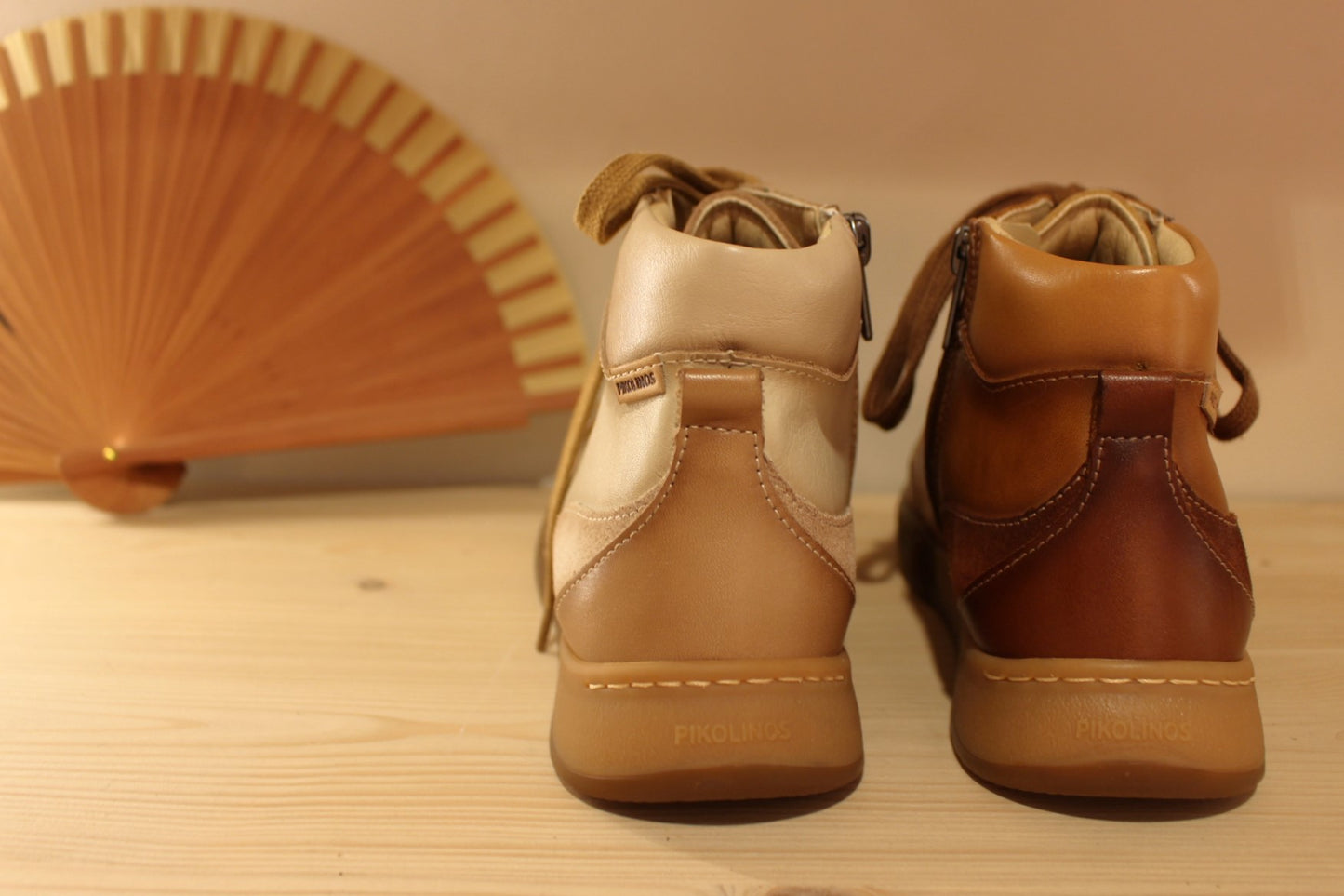 Bottine Pikolinos en cuir de couleur marfil (blanc cassé) ou brandy (beige). Cuir lisse et croûte ton sur ton. Semelle à mémoire de forme
