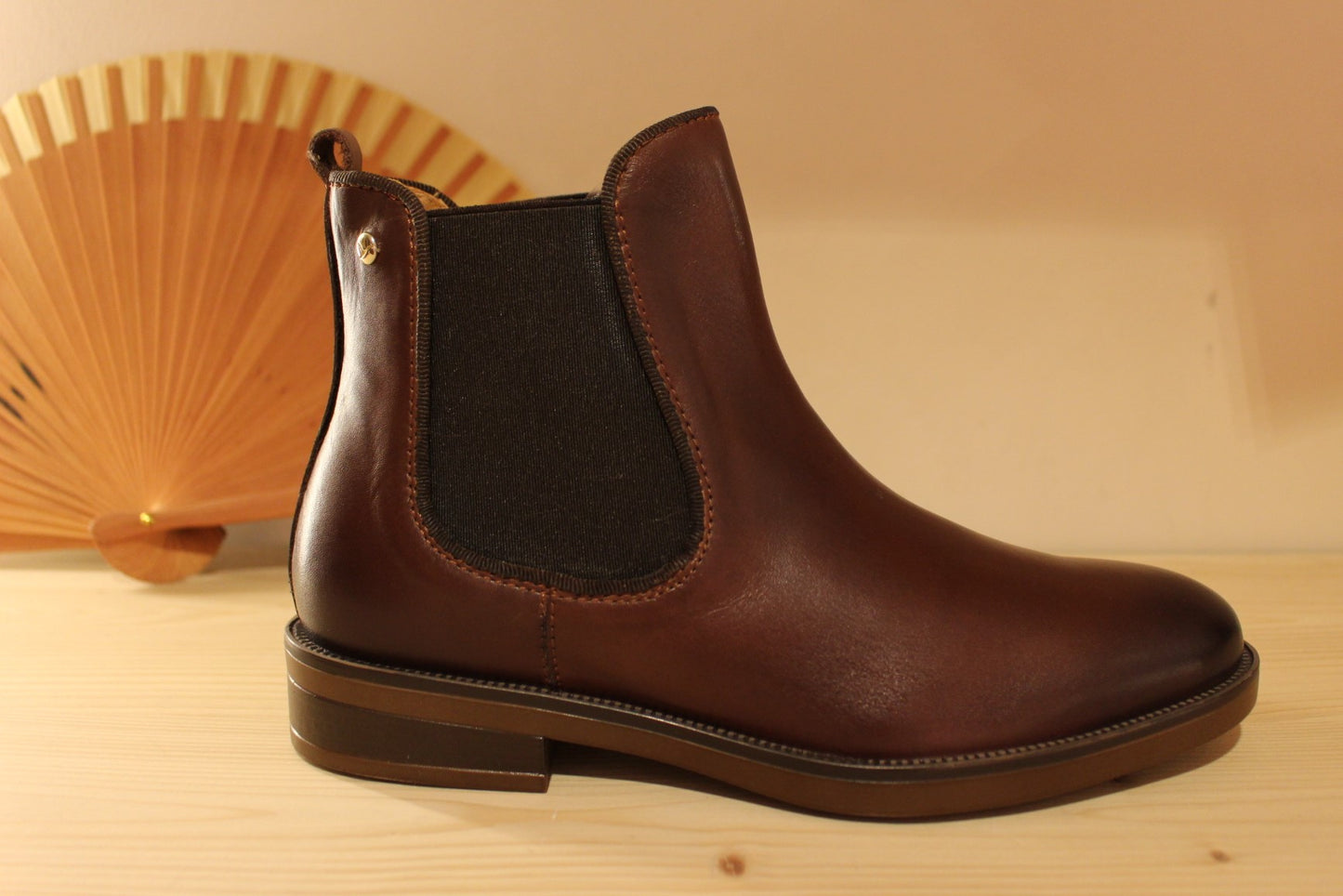 Bottines Pikolinos coupe chelsea femme en cuir lisse de couleur acajou. Deux élastiques d'aisance latéraux