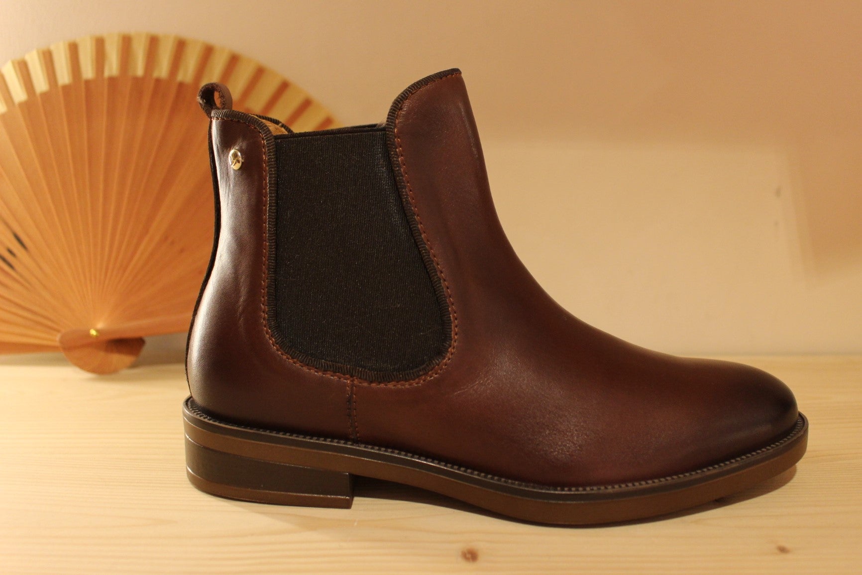 Bottines Pikolinos coupe chelsea femme en cuir lisse de couleur acajou. Deux élastiques d'aisance latéraux