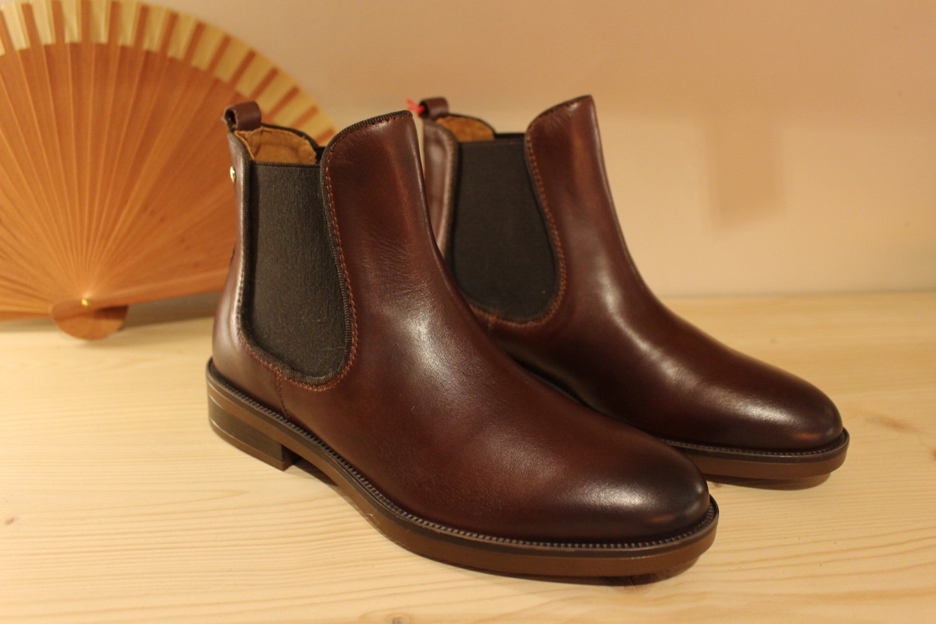 Bottines Pikolinos coupe chelsea femme en cuir lisse de couleur acajou. Deux élastiques d'aisance latéraux